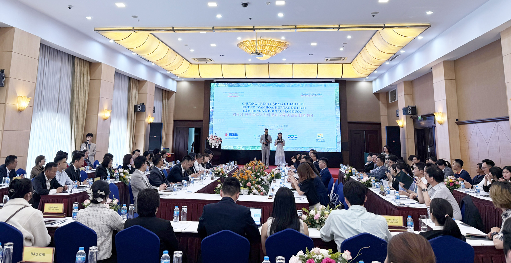 Quang cảnh buổi gặp mặt, giao lưu