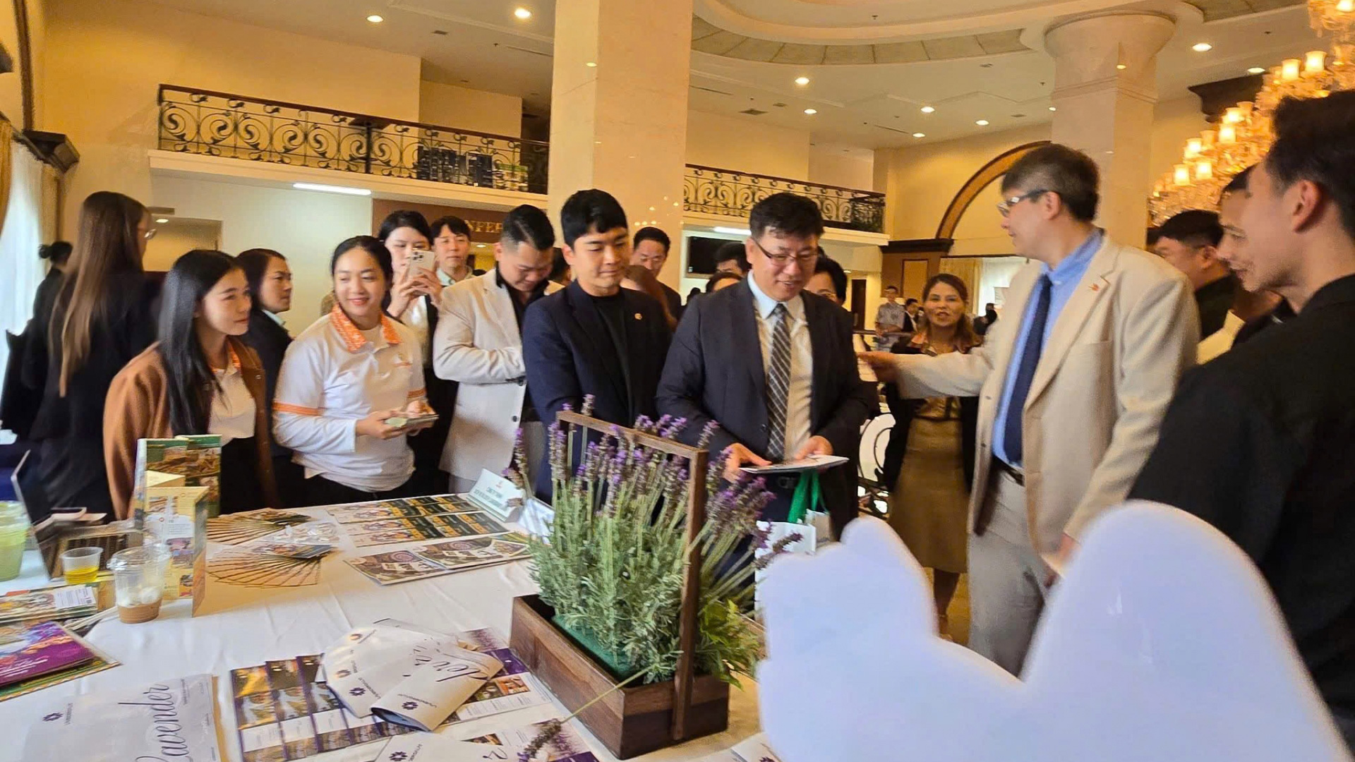 Các doanh nghiệp giao lưu, tham quan các sản phẩm giới thiệu