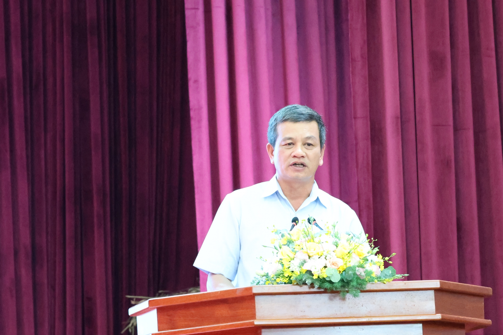 Đại biểu tham luận tại hội nghị