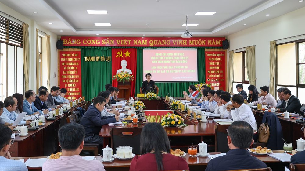 Quang cảnh buổi làm việc