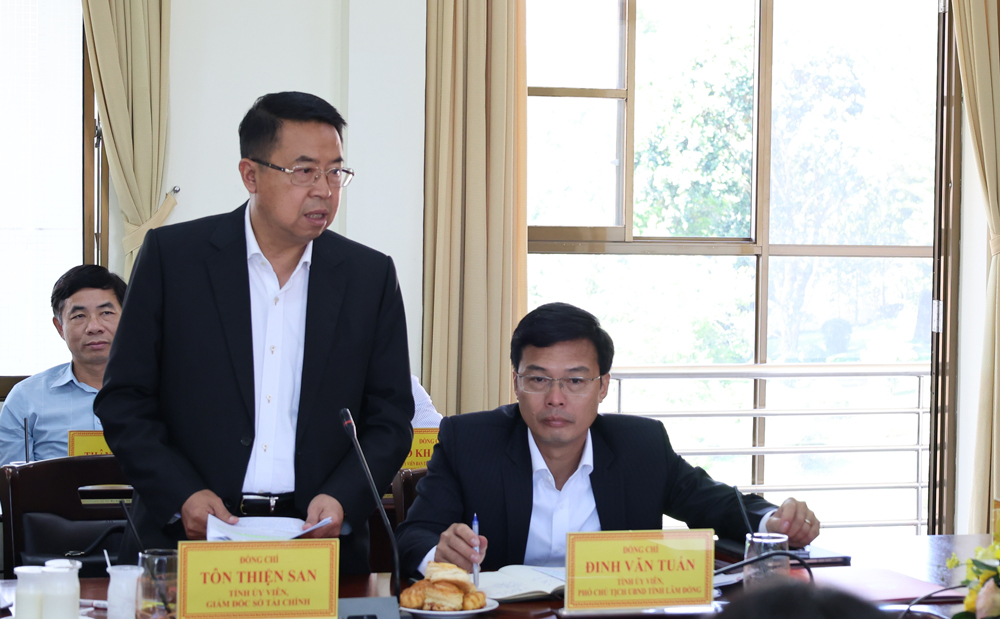 Lãnh đạo các sở, ngành trao đổi tại buổi làm việc