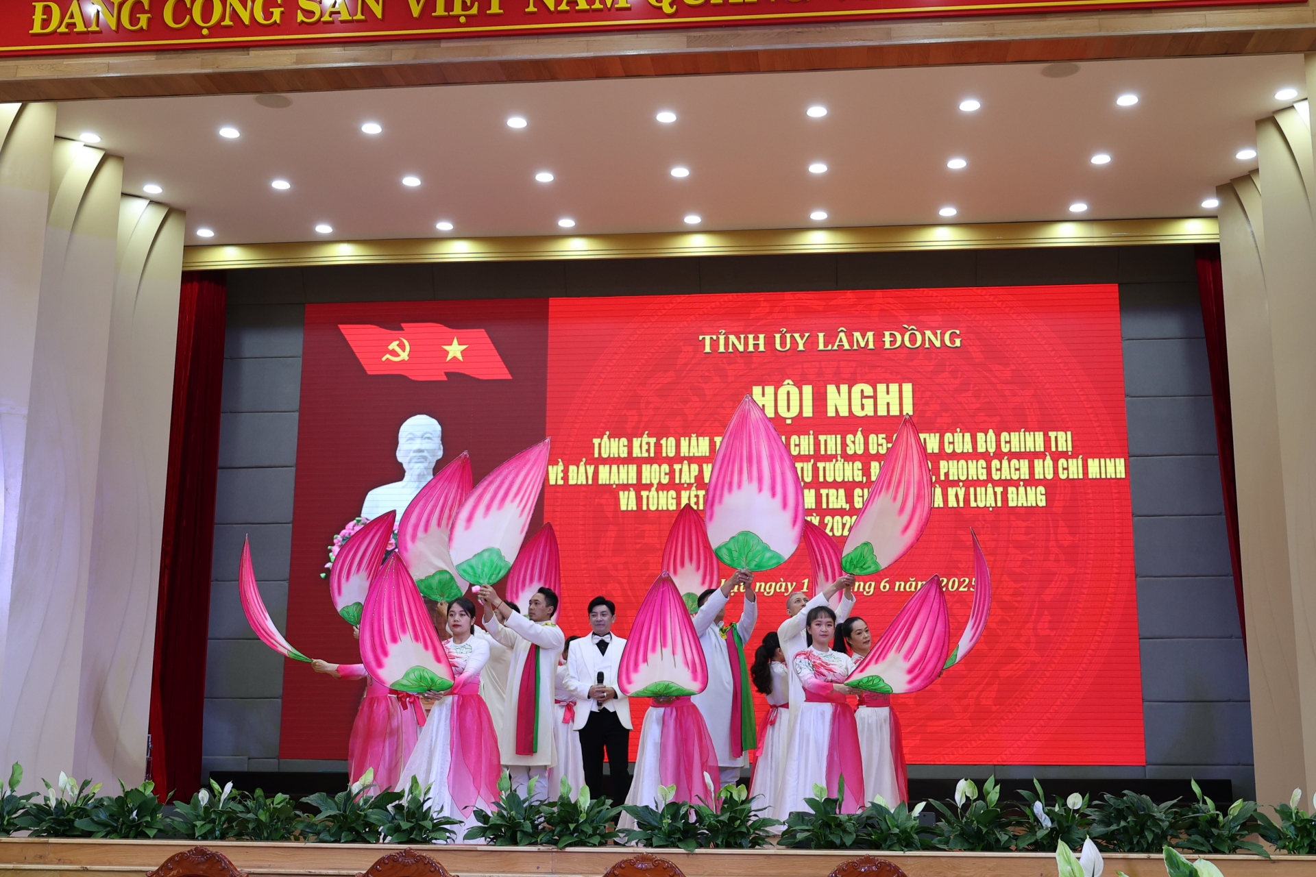 Tiết mục văn nghệ ca ngợi Đảng, ca ngợi Bác Hồ chào mừng hội nghị