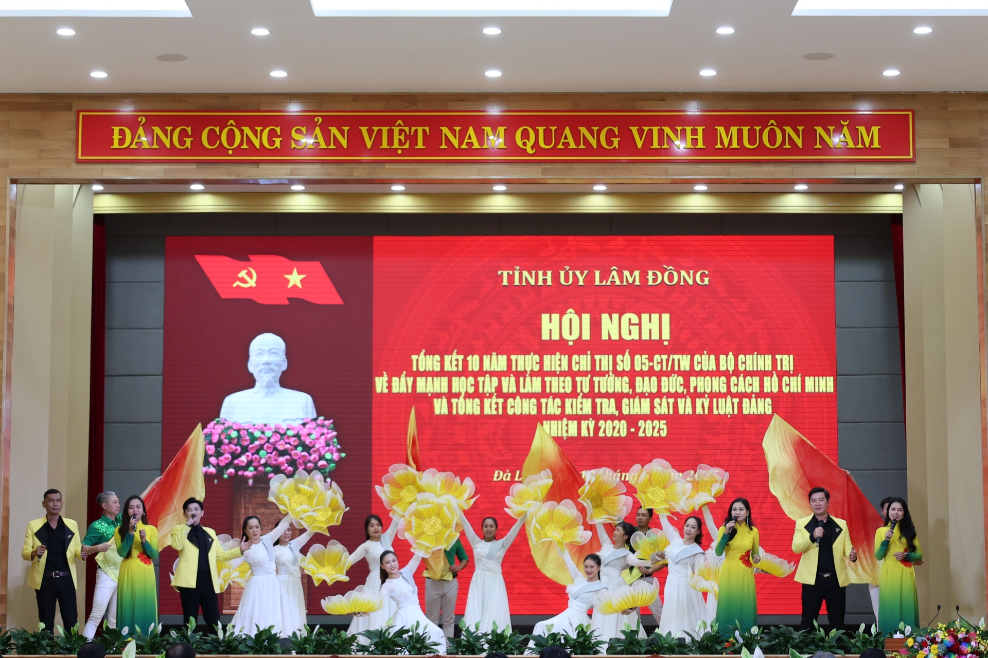 Tiết mục văn nghệ hướng về sự phát triển của tỉnh Lâm Đồng mới