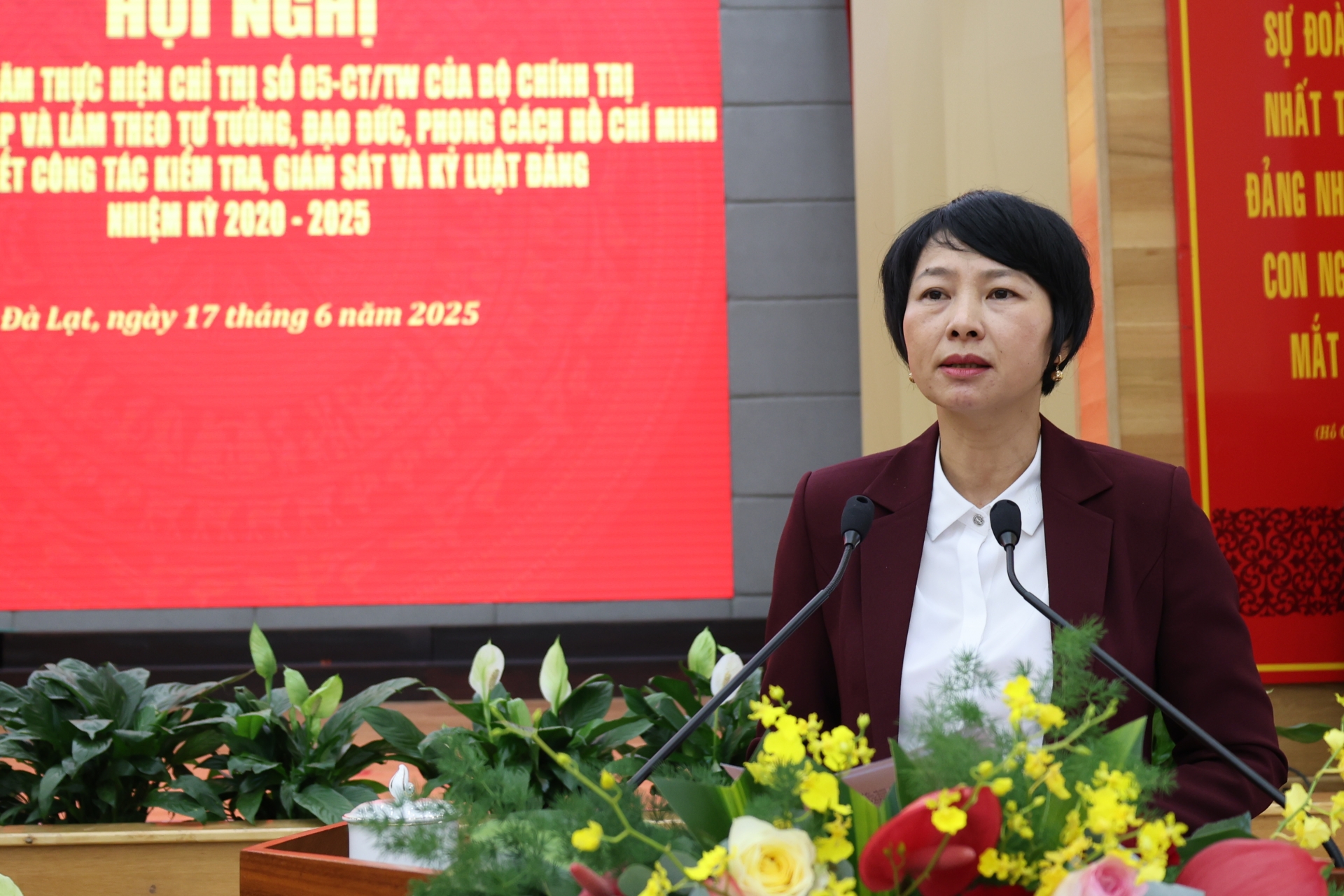 Phạm Thị Phúc - Phó Bí thư Thường trực Tỉnh ủy, Chủ tịch HĐND tỉnh Phát biểu khai mạc hội ngh