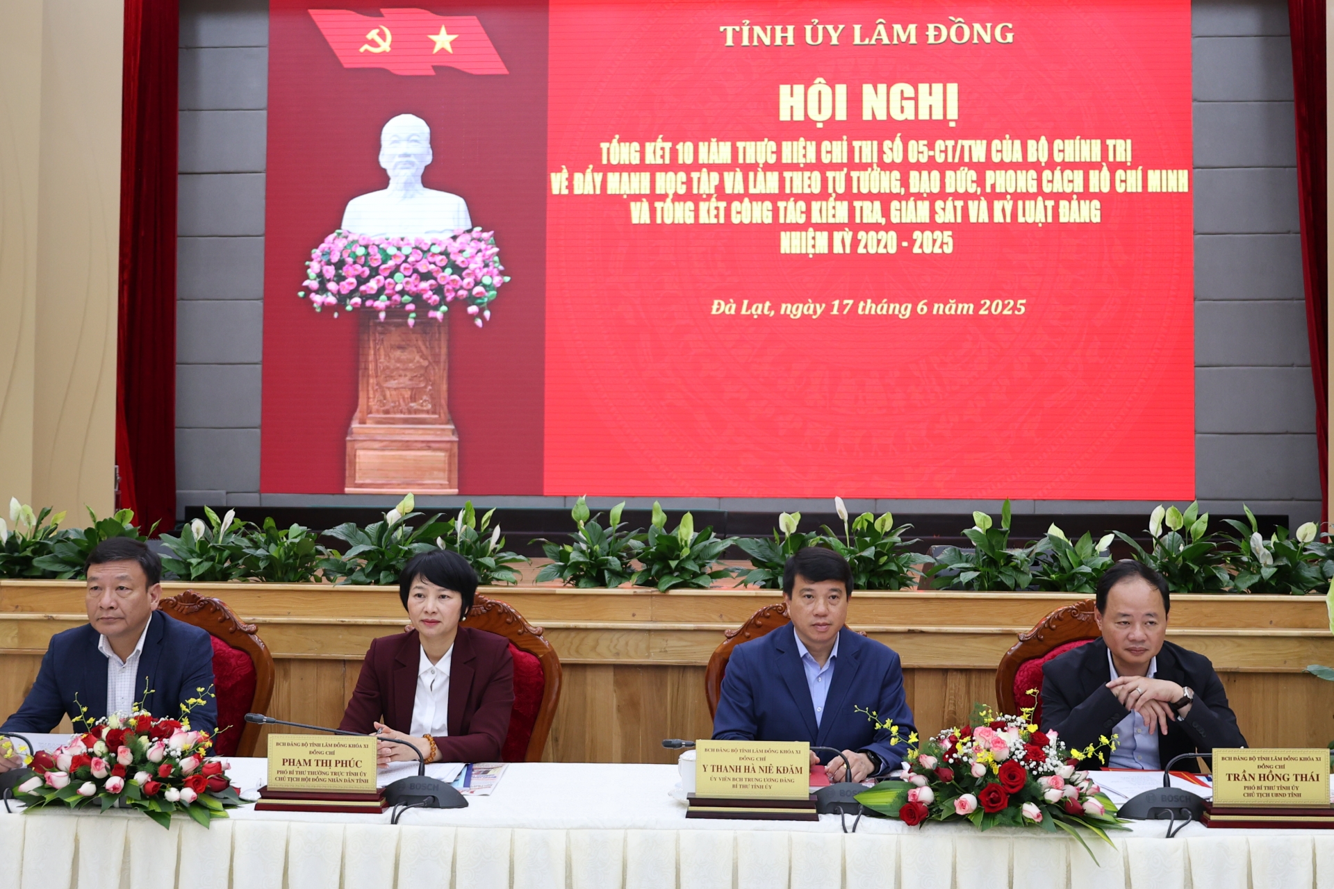 các đồng chíChủ trì hội nghị 