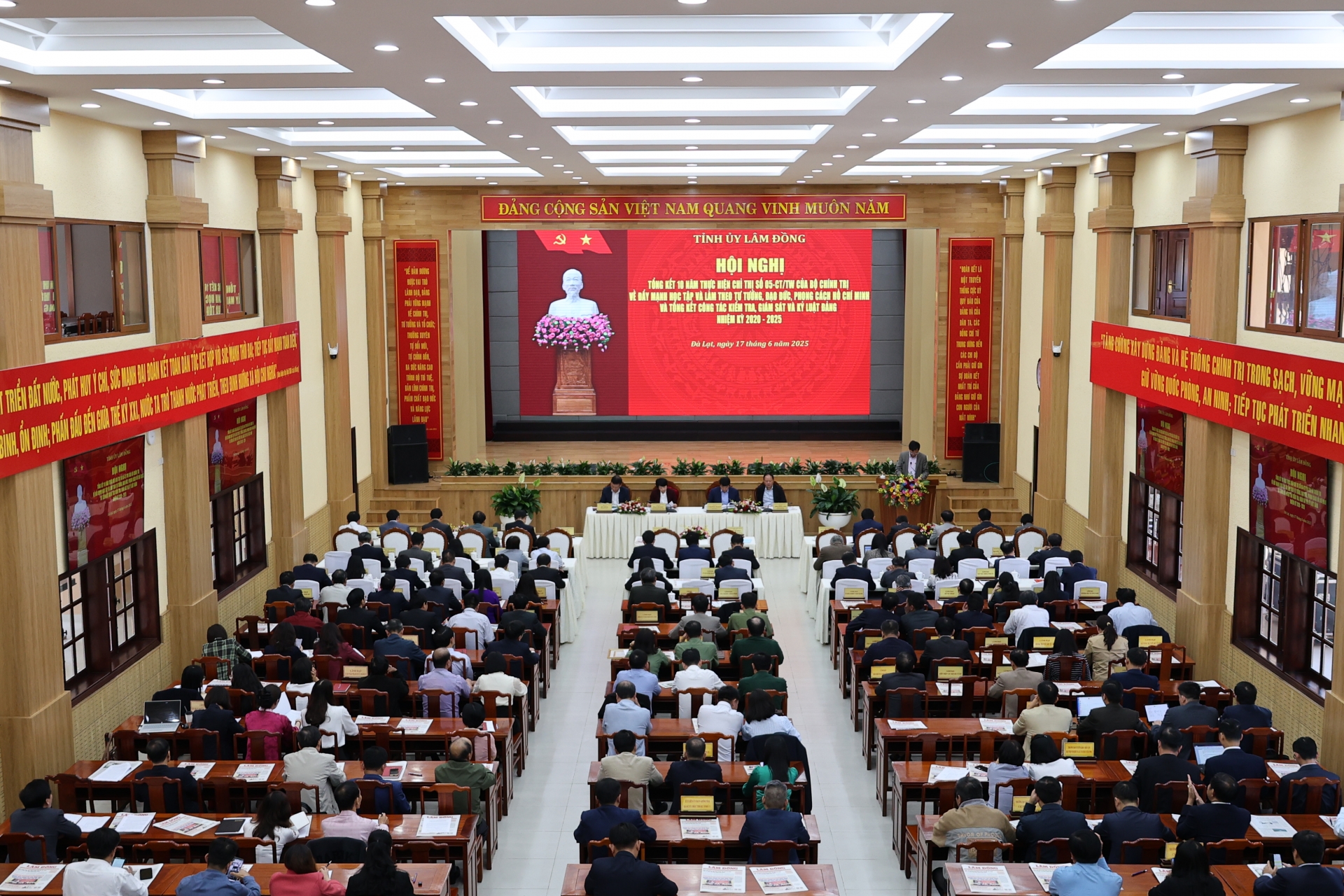 Quang cảnh hội nghị