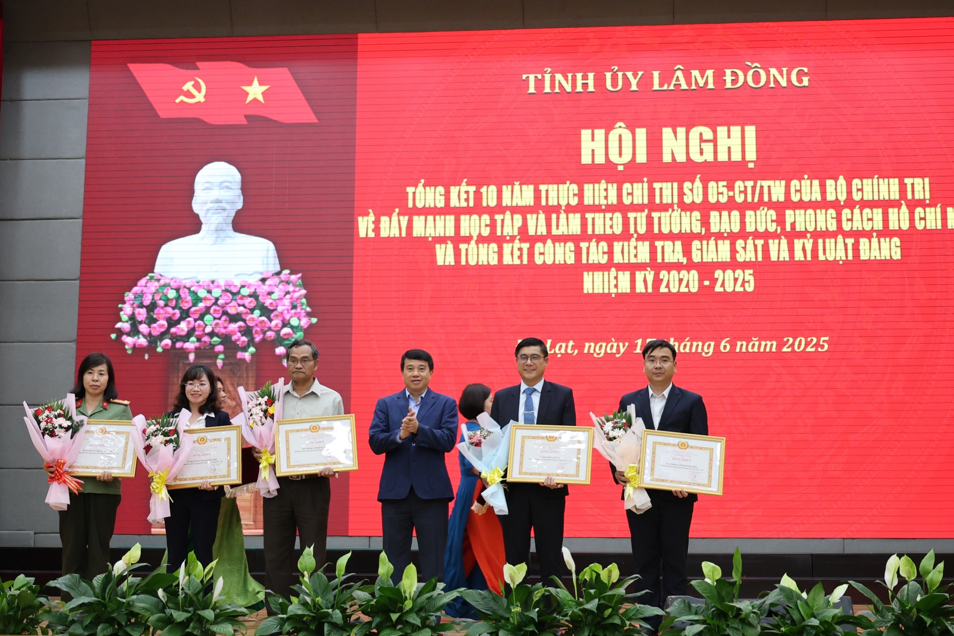 đồng chí Y Thanh Hà Niê Kđăm - Ủy viên Trung ương Đảng, Bí thư Tỉnh ủy  tập thể, 19 cá nhân và hộ gia đình tiêu biểu, có thành tích xuất sắc trong học tập và làm theo tư tưởng, đạo đức, phong cách Hồ Chí Minh giai đoạn 2016-2025