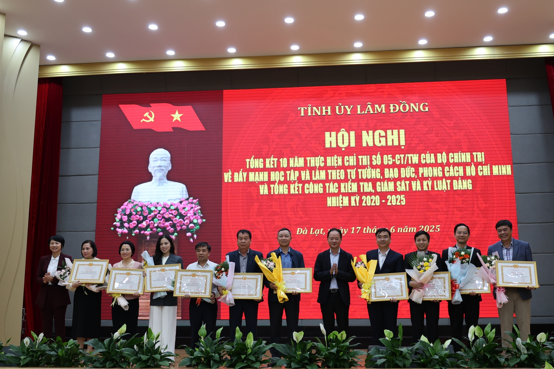 Phạm Thị Phúc - Phó Bí thư Thường trực Tỉnh ủy, Chủ tịch HĐND tỉnh; Trần Hồng Thái - Phó Bí thư Tỉnh ủy, Chủ tịch UBND tỉnh 