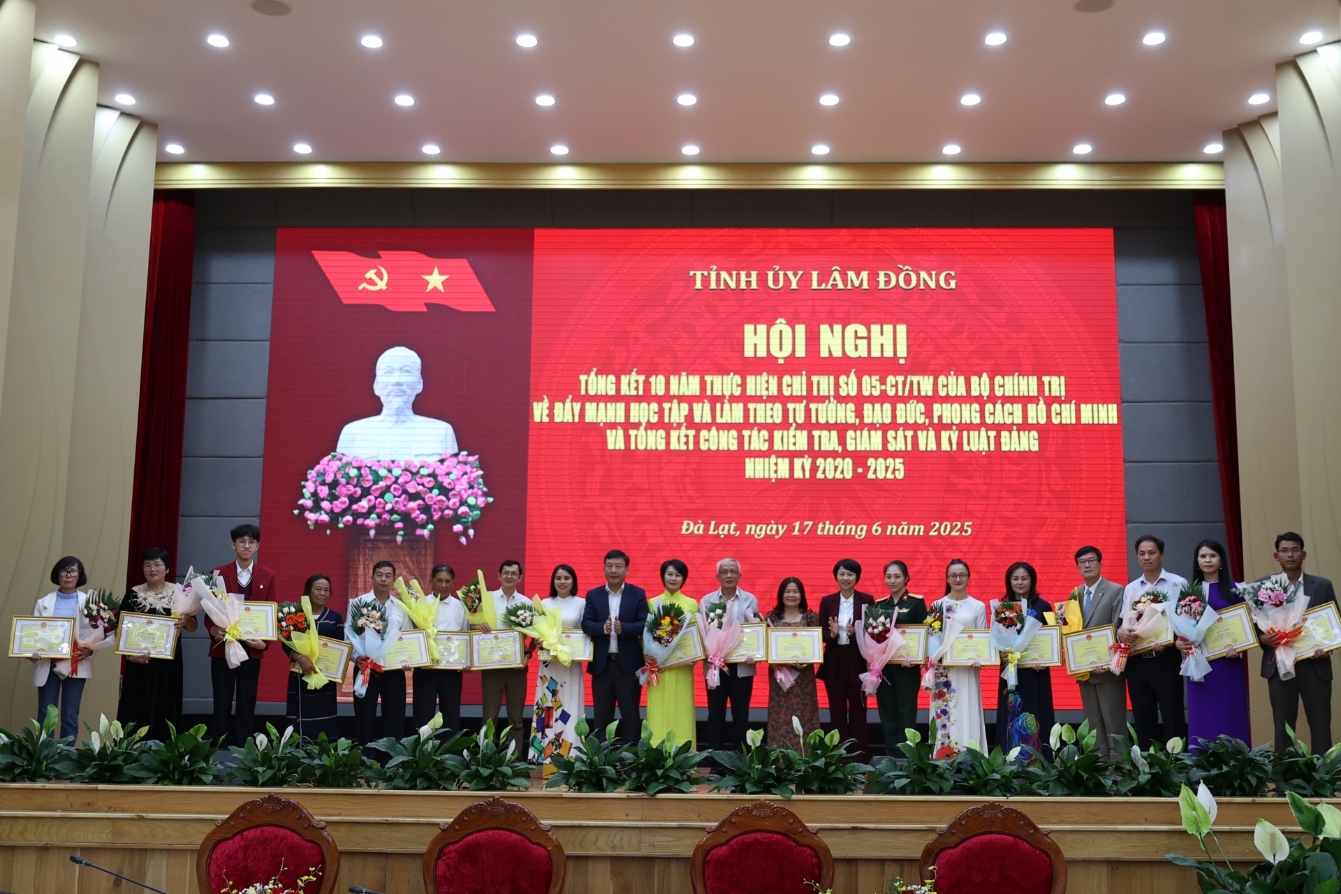 Phạm Thị Phúc - Phó Bí thư Thường trực Tỉnh ủy, Chủ tịch HĐND tỉnh;Bùi Thắng - Phó Bí thư Tỉnh ủy. tập thể, 19 cá nhân và hộ gia đình tiêu biểu, có thành tích xuất sắc trong học tập và làm theo tư tưởng, đạo đức, phong cách Hồ Chí Minh giai đoạn 2016-2025