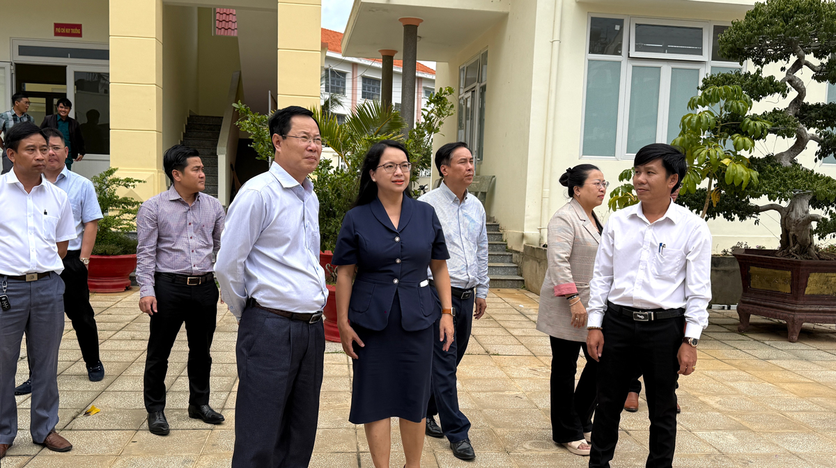 Đoàn công tác kiểm tra cơ sở vật chất tại xã Ka Đô