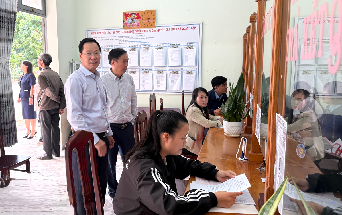 Đoàn công tác kiểm tra tại Bộ phận một cửa xã Quảng Lập