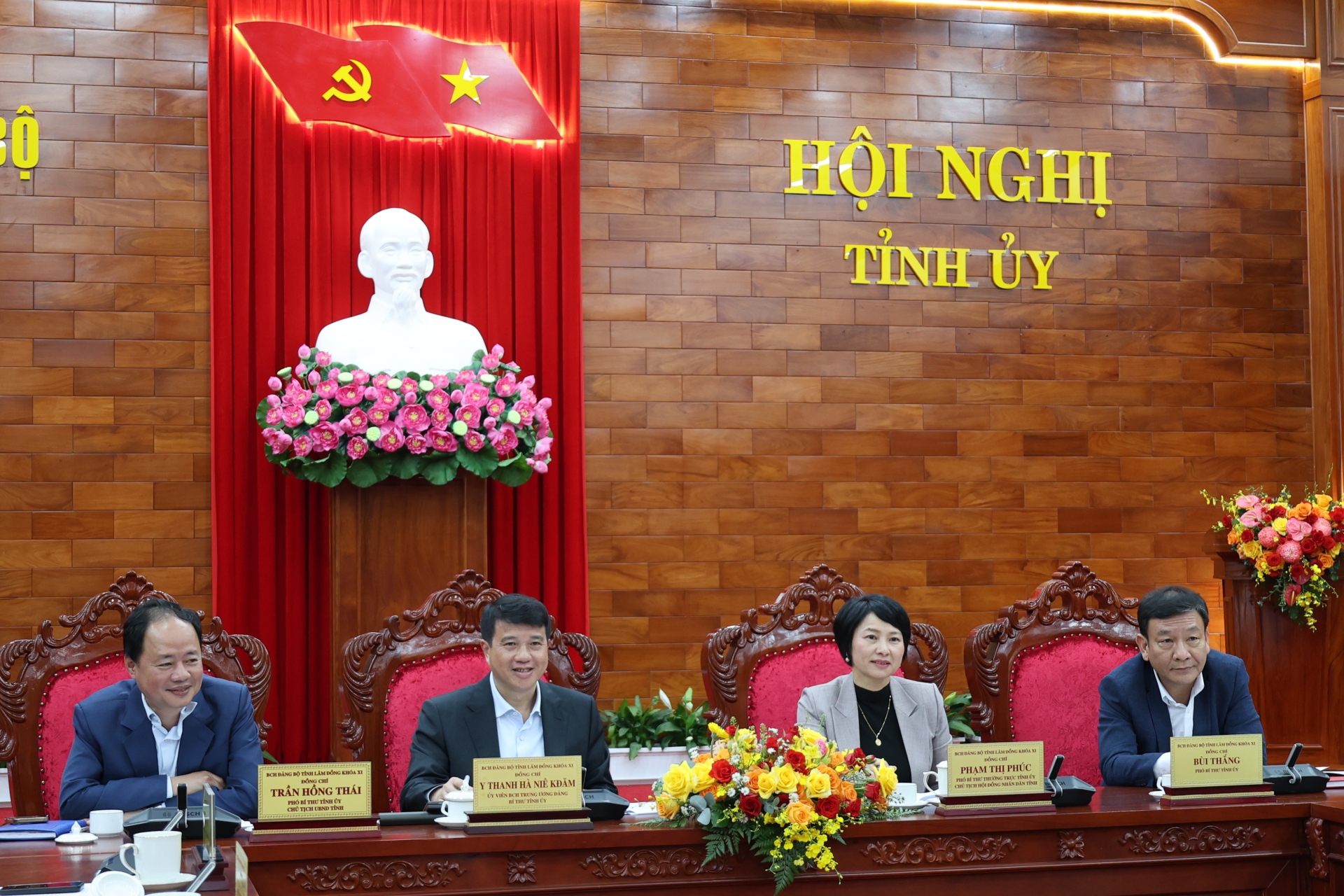 Các đồng chí chủ trì hội nghị