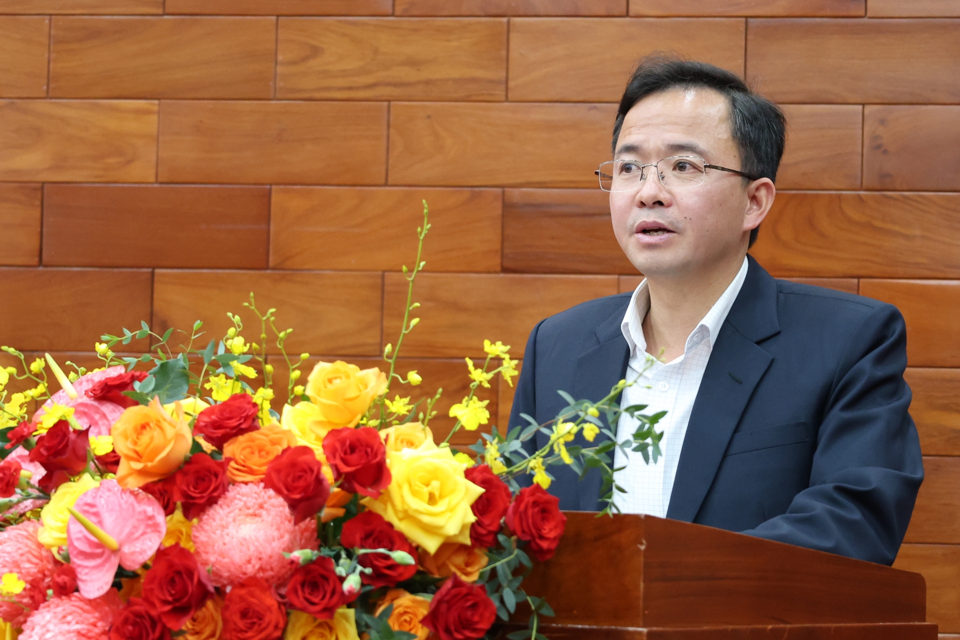 Đồng chí Nguyễn Văn Lộc - Phó Trưởng Ban Thường trực Ban Tổ chức Tỉnh ủy ông bố Quyết định kết thúc hoạt động của Đảng bộ cấp huyện