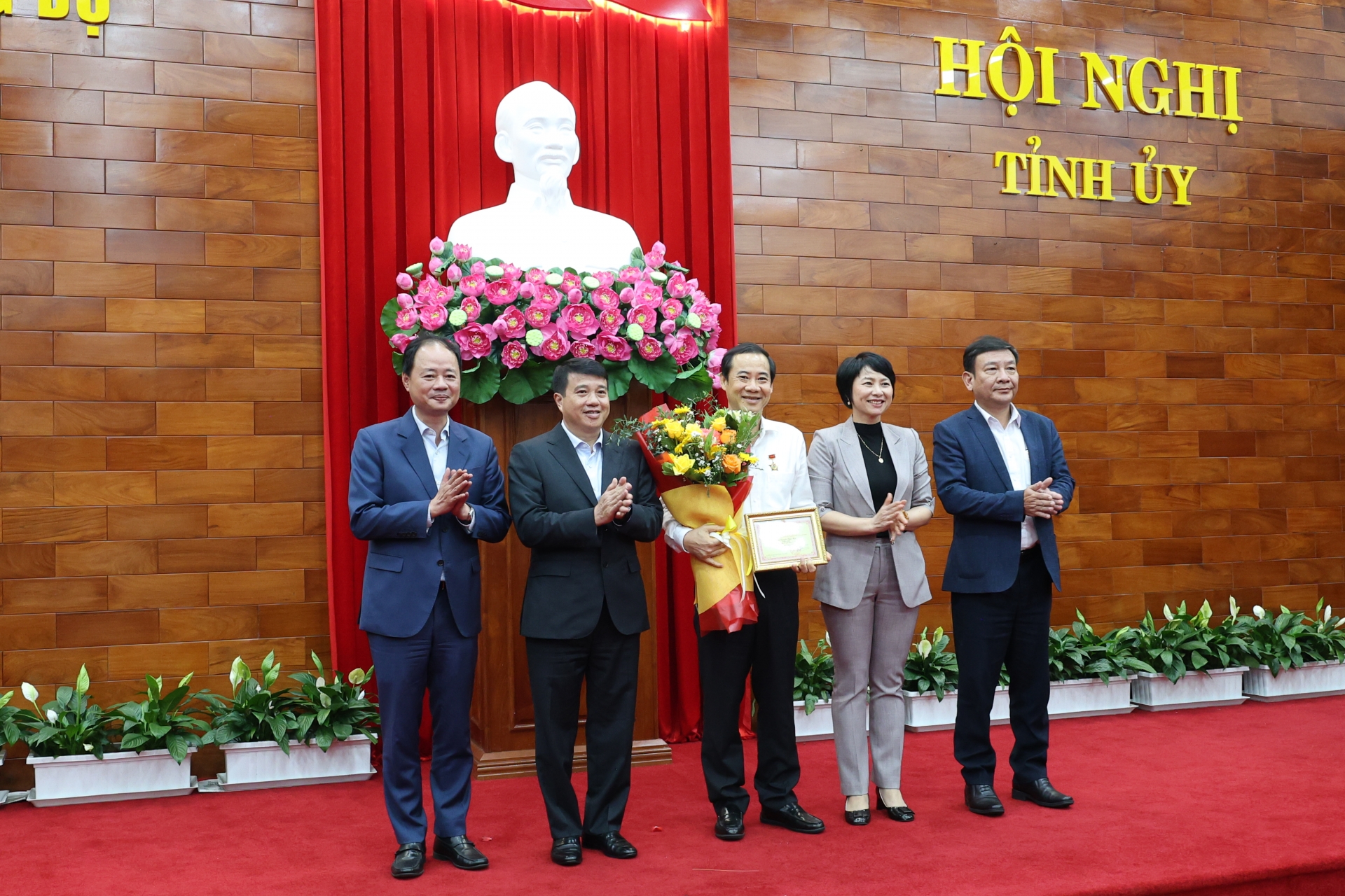 Thường trực Tỉnh ủy Lâm Đồng trao tặng Kỷ niệm chương cho đồng chí Nguyễn Thái Học