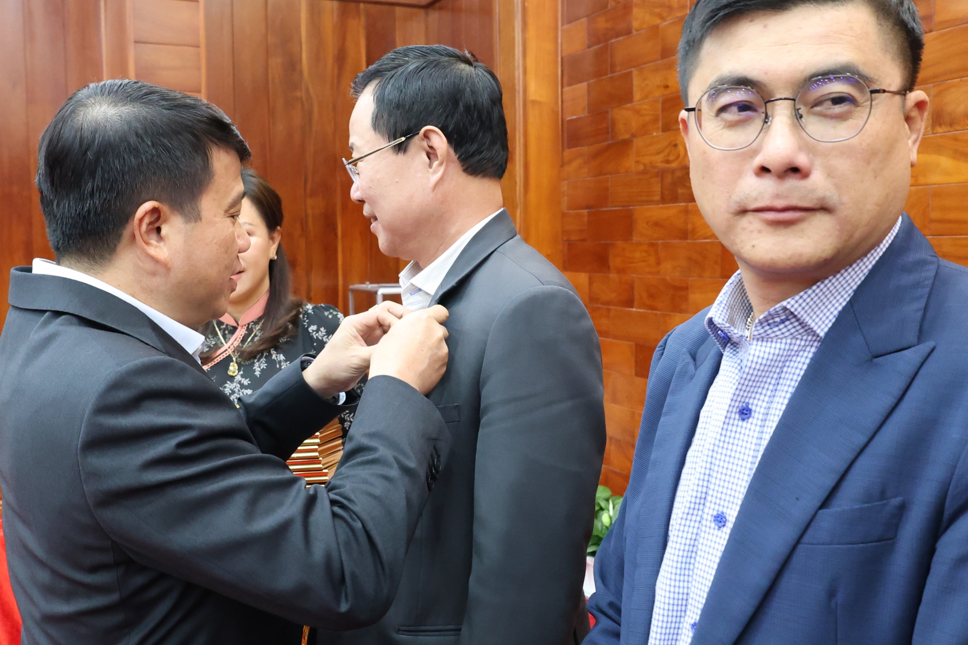 Bí thư Tỉnh ủy Y Thanh Hà Niê Kđăm tặng Kỷ niệm chương Vì sự nghiệp xây dựng và phát triển tỉnh Lâm Đồng cho 22 cá nhân