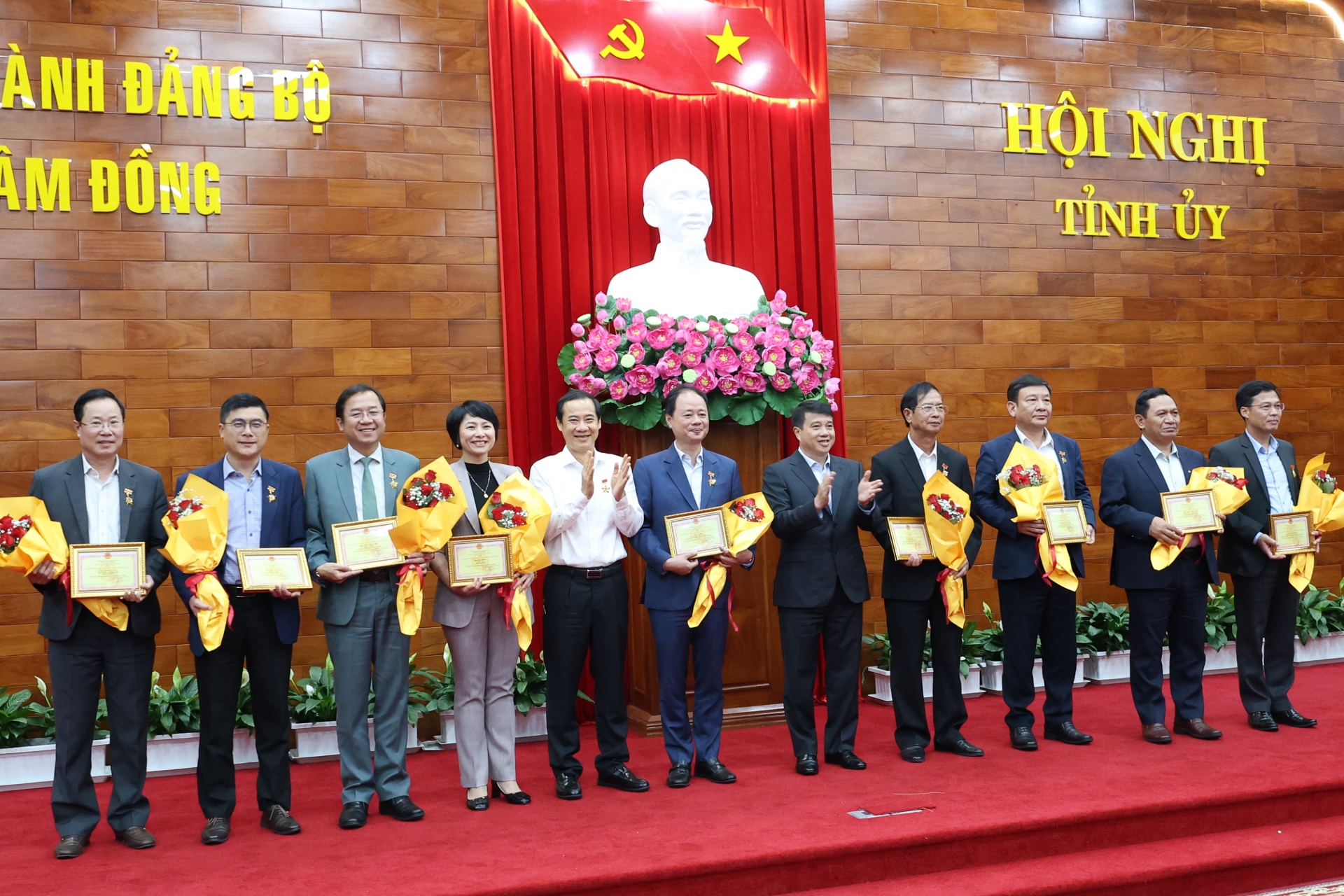 Đồng chí Y Thanh Hà Niê Kđăm và đồng chí Nguyễn Thái Học rao Kỷ niệm chương Vì sự nghiệp xây dựng và phát triển tỉnh Lâm Đồng cho các cá nhân