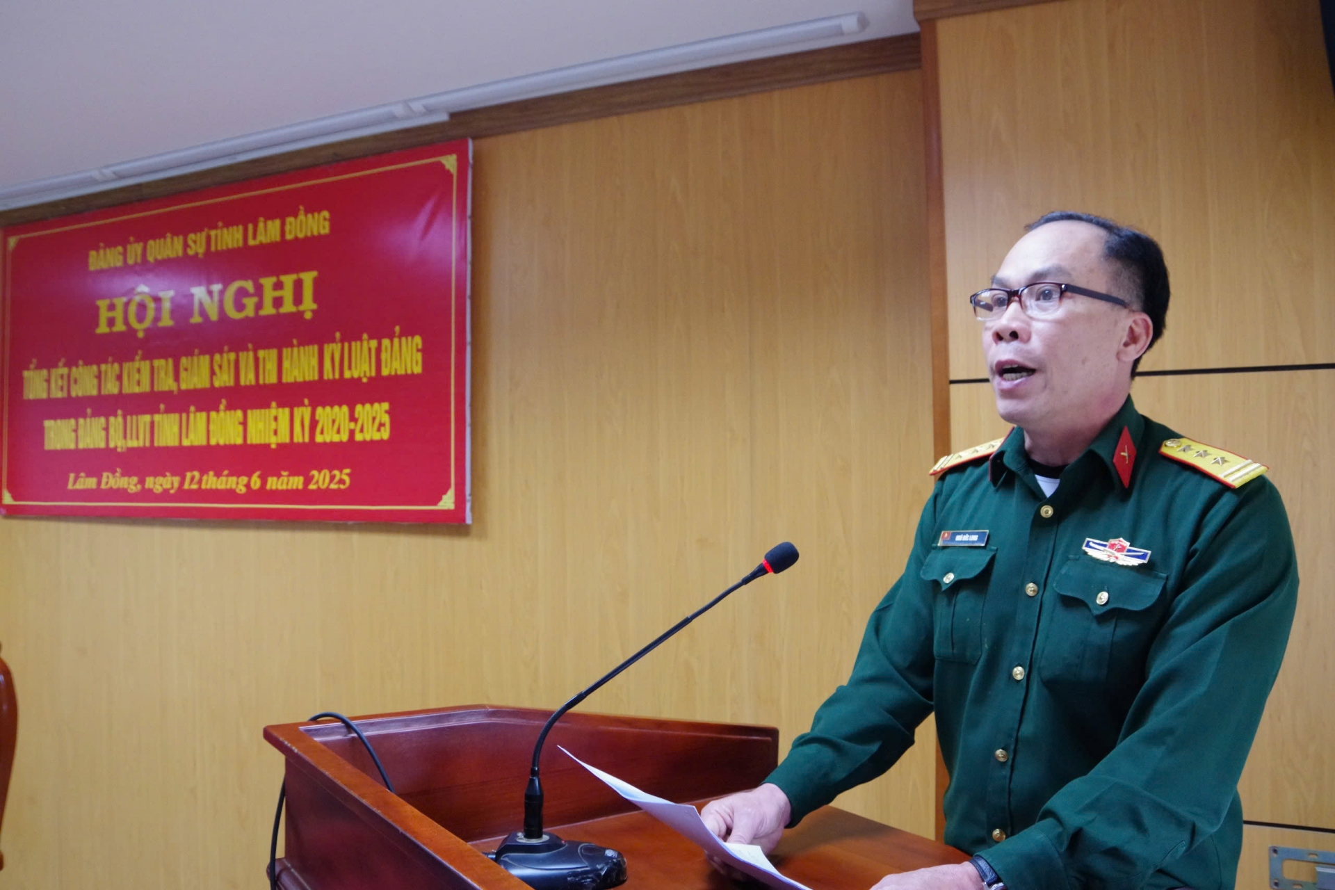 Trung tá Ngô Đức Long - Phó Chủ nhiệm UBKT Đảng uỷ Quân sự tỉnh báo kết kết quả kết công tác kiểm tra, giám sát, thi hành kỷ luật của Đảng nhiệm kỳ 2020-2025