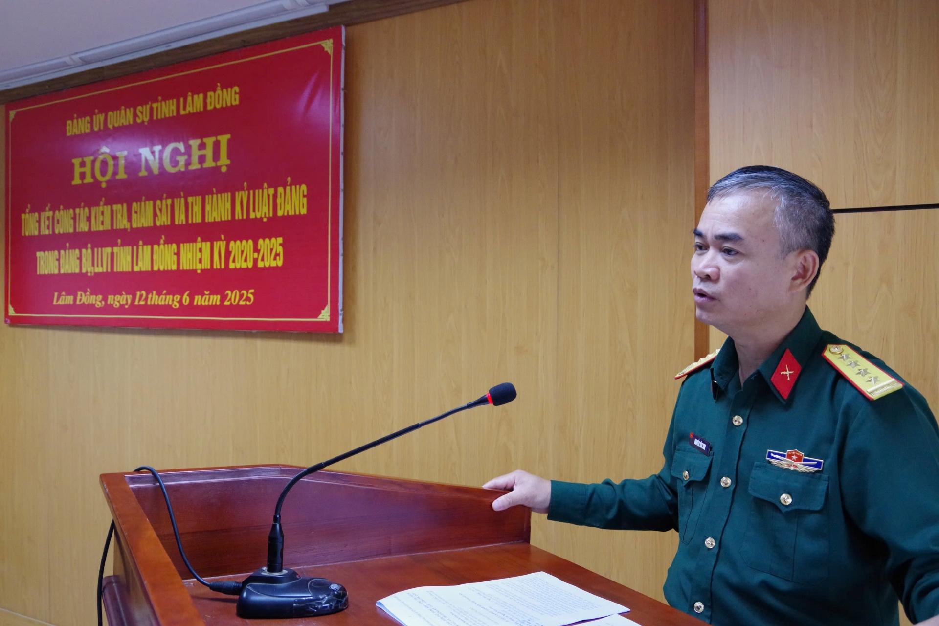 Đại tá Nguyễn Văn Sơn - Phó bí thư Thường trực Đảng ủy, Chính ủy Bộ Chỉ huy quân sự tỉnh kết luận hội nghị
