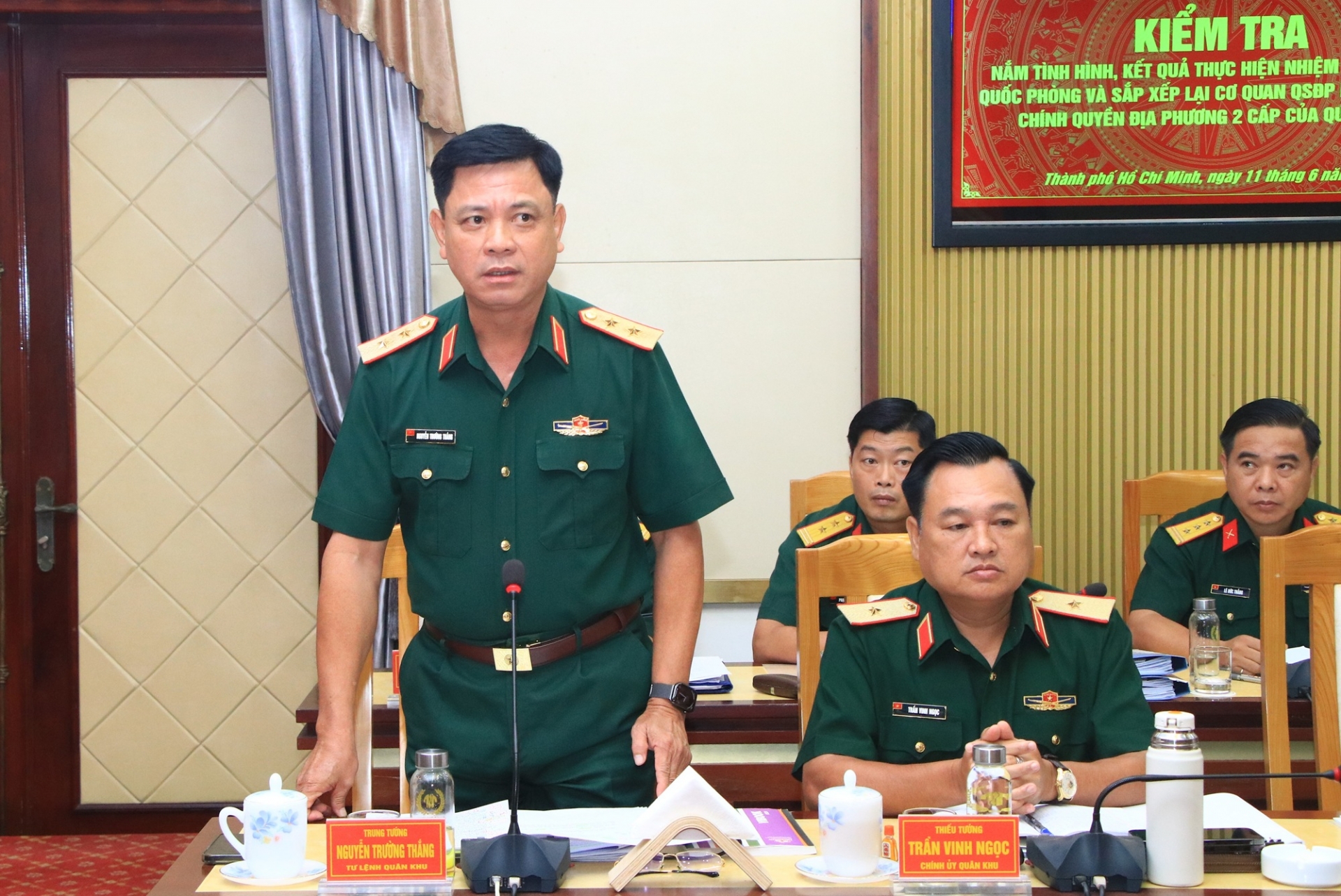 Trung tướng Nguyễn Trường Thắng, Tư lệnh Quân khu phát biểu đề xuất (ảnh Thế Anh)
