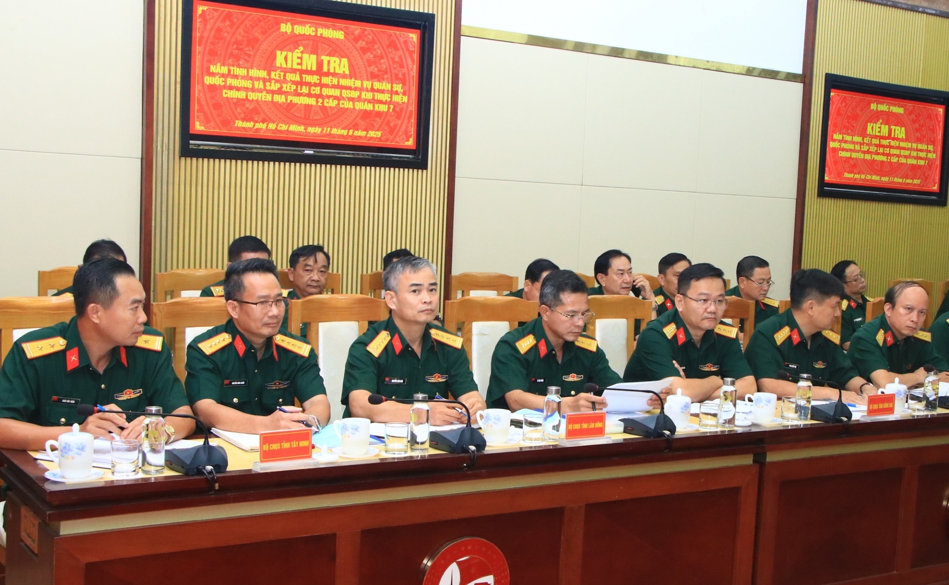 Đại tá Nguyễn Văn Sơn - Chính uỷ Bộ CHQS tỉnh Lâm Đồng (thứ 3 từ trái qua) tham dự buổi làm việc của Bộ Quốc phòng với Quân khu 7