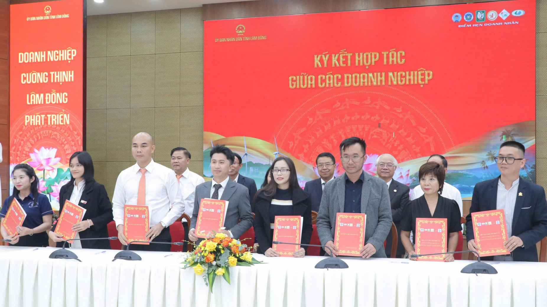 Các doanh nghiệp ký kết biên bản hợp tác