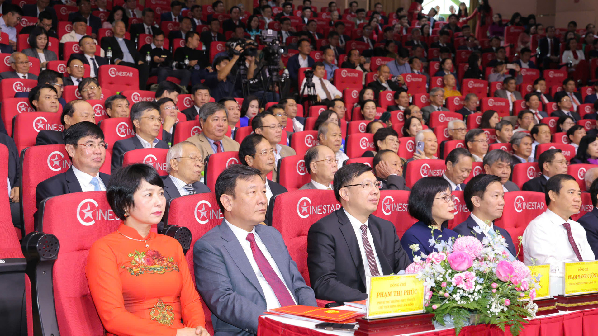 Các đồng chí lãnh đạo Trung ương và địa phương tham dự Lễ công bố