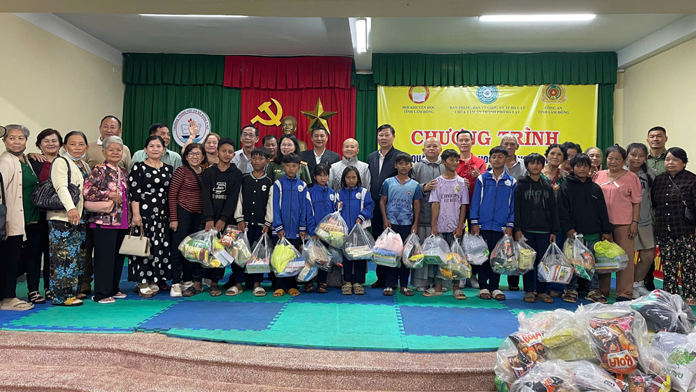 Trao tặng 250 phần quà cho học sinh vượt khó hiếu học huyện Lạc Dương