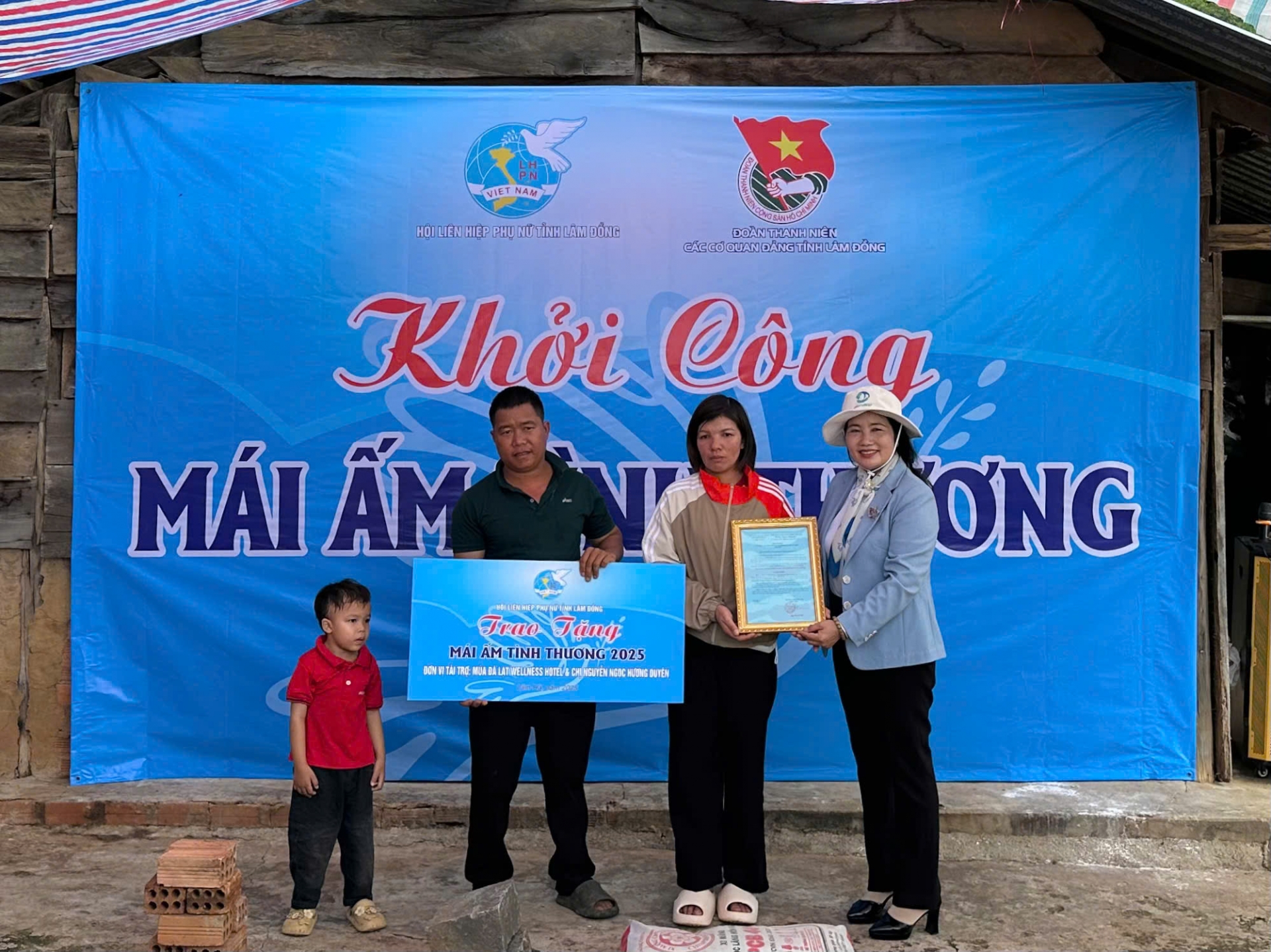 Bà Phạm Thị Ánh Tuyết - Chủ tịch Hội LHPN tỉnh Lâm Đồng trao tặng kinh phí hỗ trợ xây dựng Mái ấm tình thương cho Gia đình ông Phạm Khắc Quân