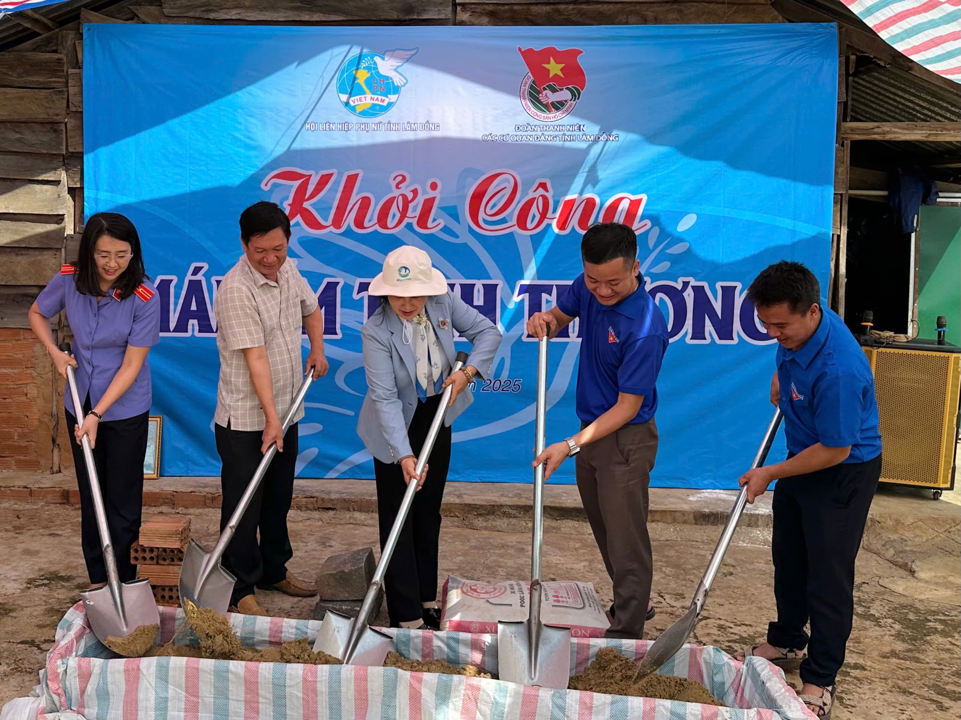 Các đại biểu tiến hành khởi công xây dựng Mái ấm tình thương cho Gia đình ông Phạm Khắc Quân