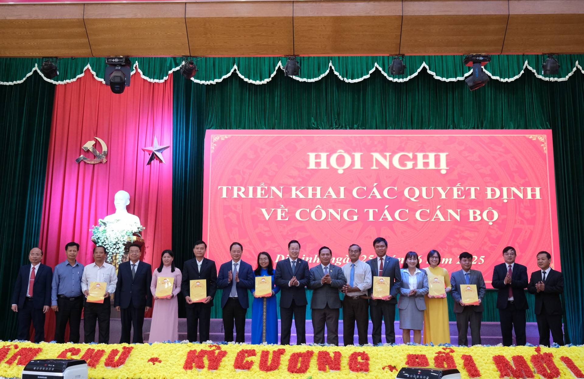 Đồng chí Đường Anh Ngữ - Phó Chủ tịch Thường trực Ủy ban MTTQ Việt Nam tỉnh Lâm Đồng trao các quyết định về công tác cán bộ đối với chức danh Chủ tịch Ủy ban MTTQ các xã