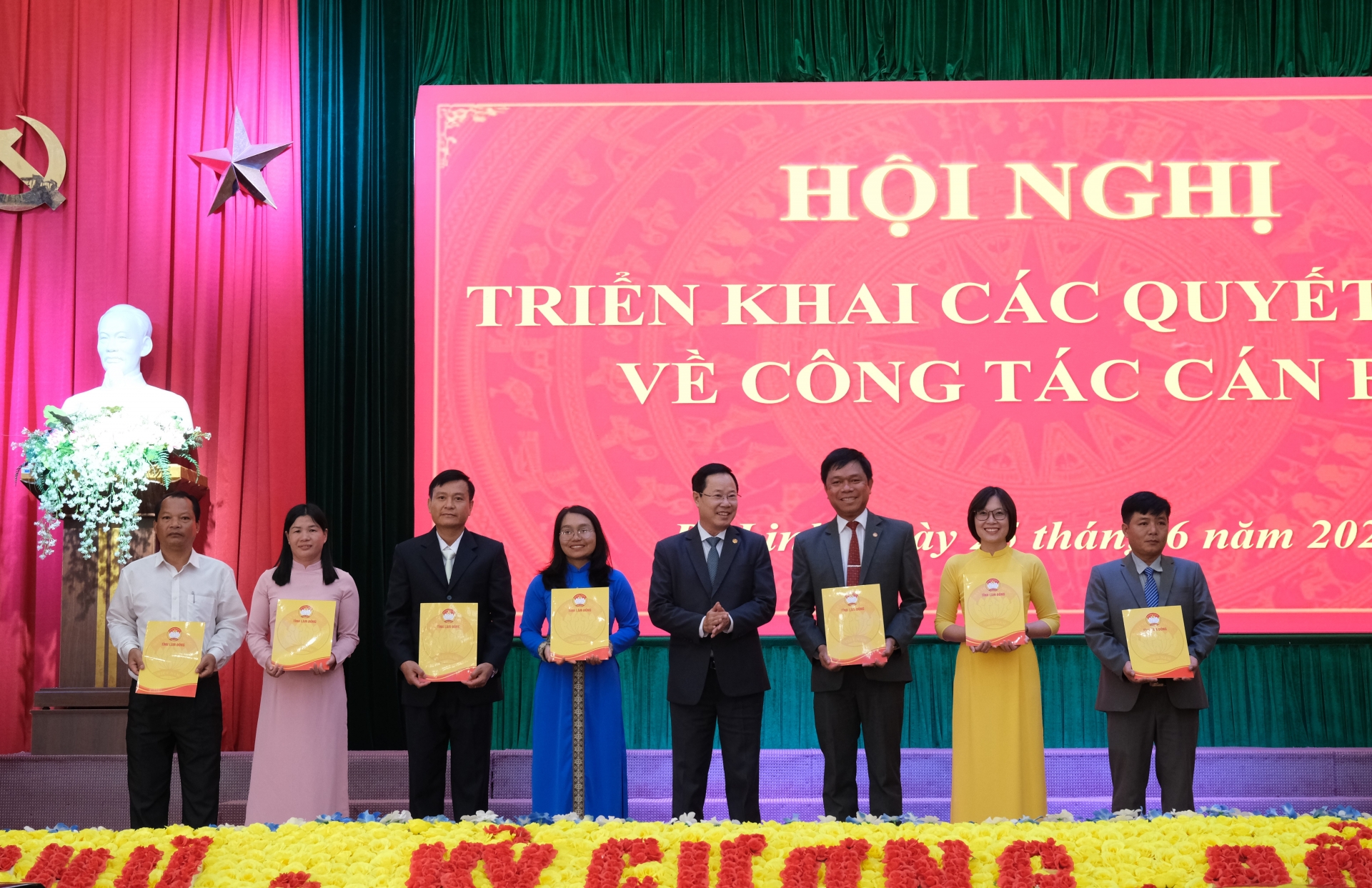 Đồng chí Đường Anh Ngữ - Phó Chủ tịch Thường trực Ủy ban MTTQ Việt Nam tỉnh Lâm Đồng trao các quyết định về công tác cán bộ đối với chức danh Chủ tịch Ủy ban MTTQ các xã