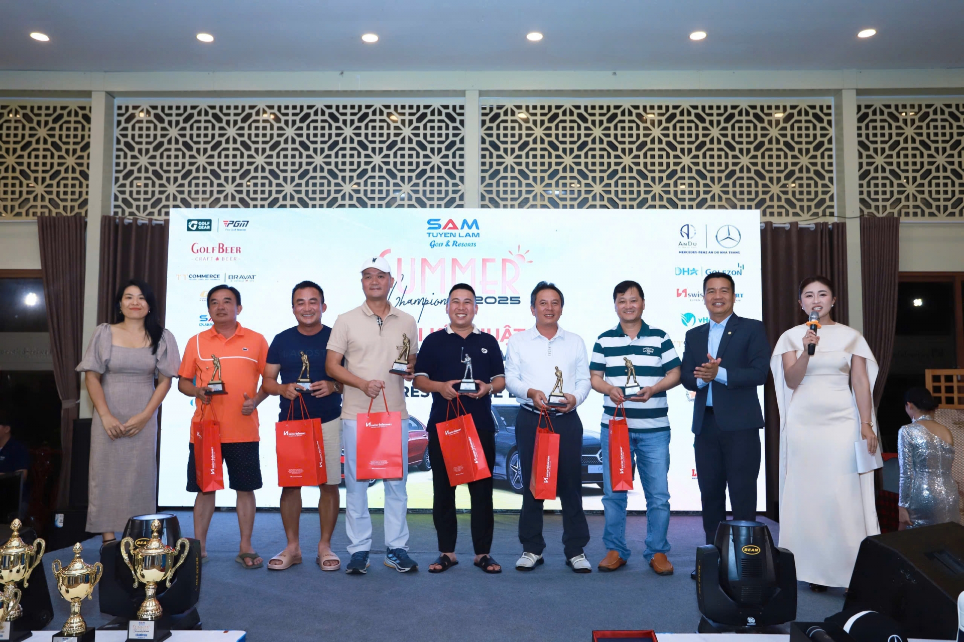 Các golfer giành giải Nearest Pin