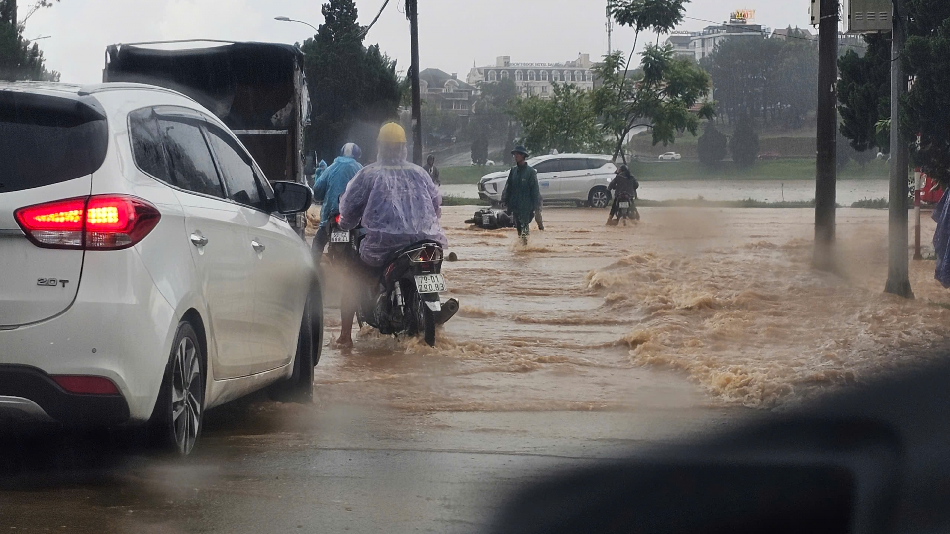 Đà Lạt: Mưa lớn gây ngập cục bộ tại một số tuyến đường