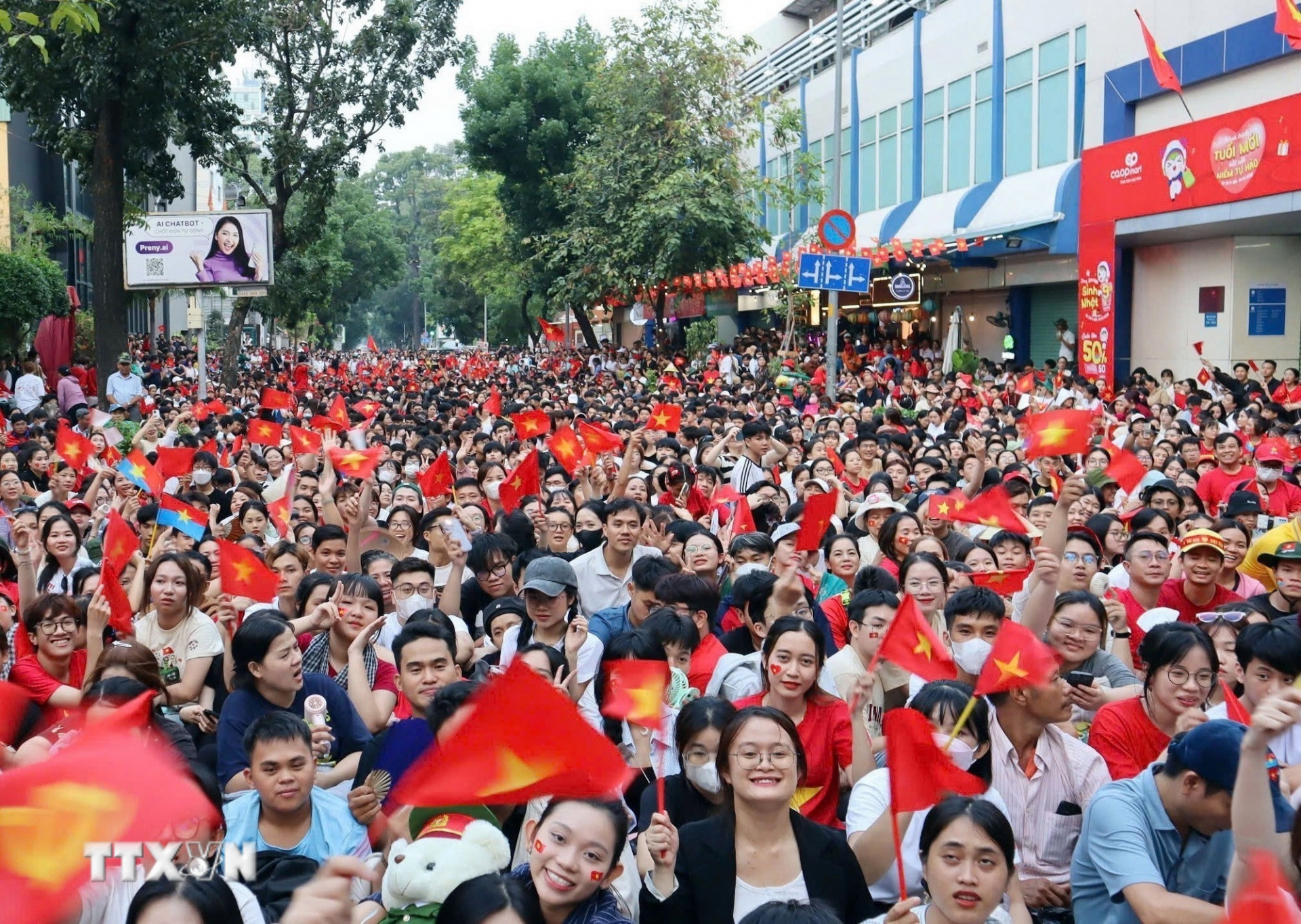 Người dân tới xem diễu binh, diễu hành kỷ niệm 50 năm ngày giải phóng miền Nam, thống nhất đất nước