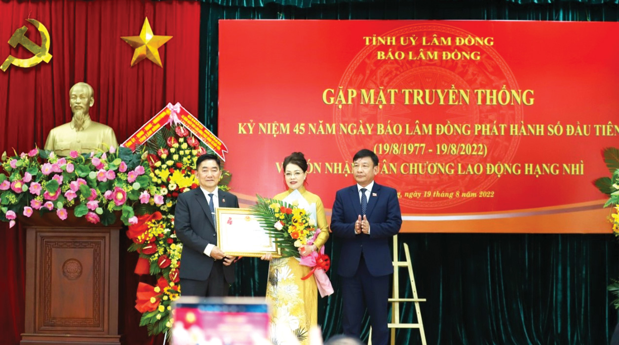 Báo Lâm Đồng đón nhận Huân chương Lao động hạng Nhì