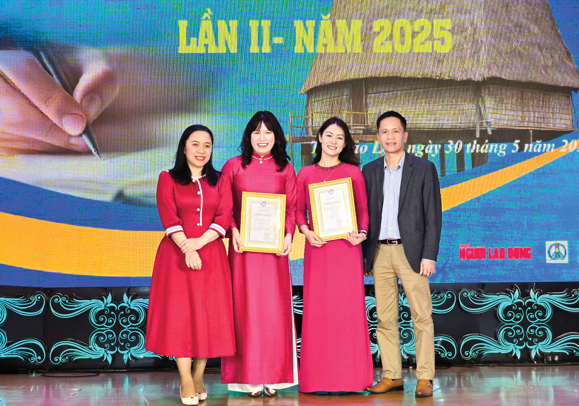 Tác giả Tuấn Hương và Hồng Thắm (giữa) nhận Giải báo chí Tây Nguyên
