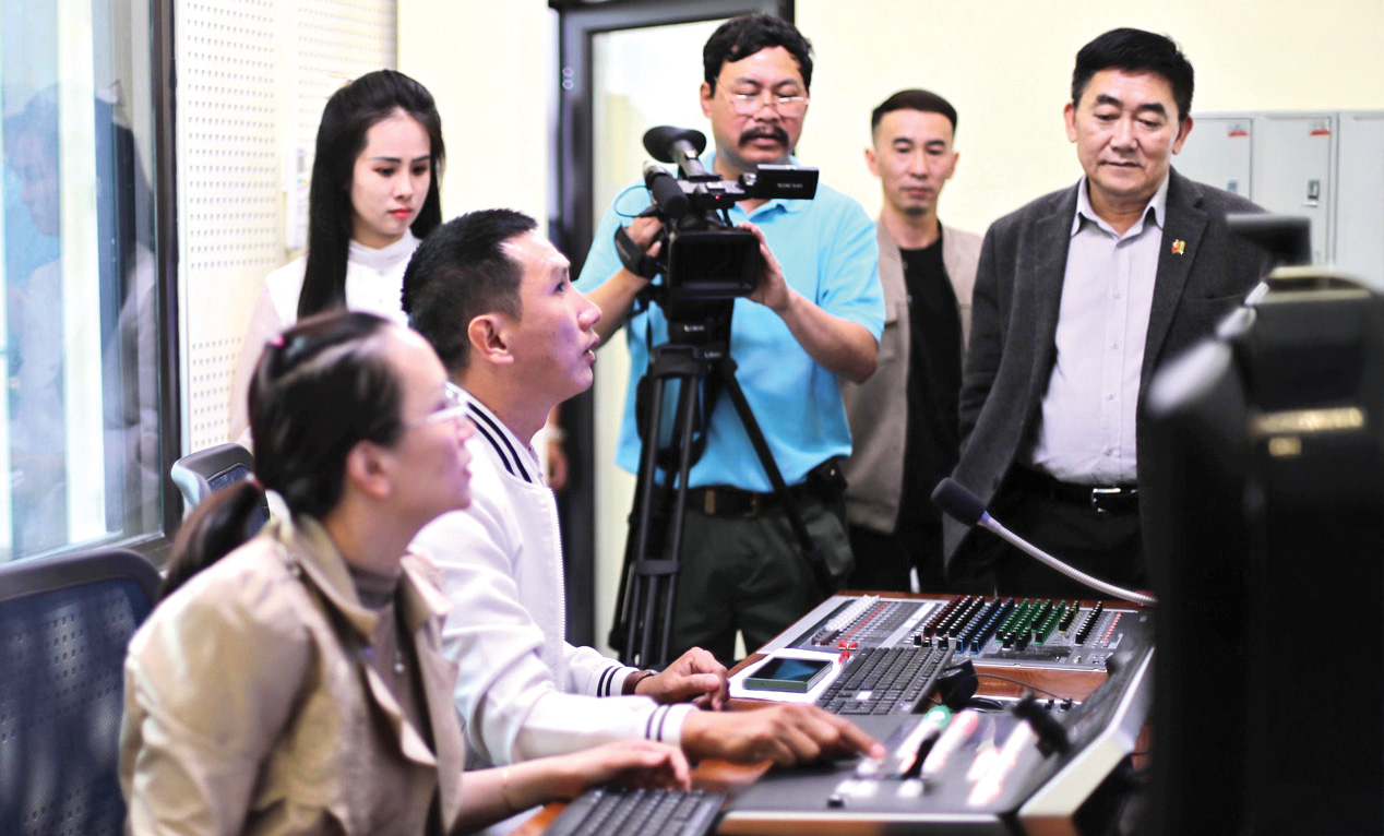 Tác giả Tuấn Hương và Hồng Thắm (giữa) nhận Giải báo chí Tây Nguyên