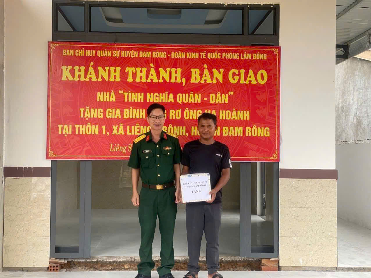 Đại diện Ban Chỉ huy quân sự huyện Đam Rông tặng quà cho gia đình đồng chí Rơ Ông Ha Hoành 
