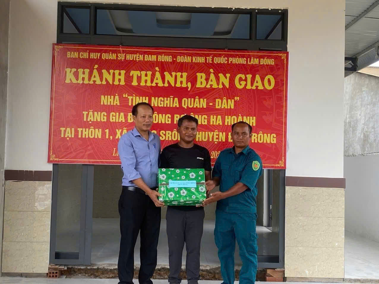 Đại diện lãnh đạo địa phương tặng quà cho gia đình đồng chí Rơ Ông Ha Hoành 