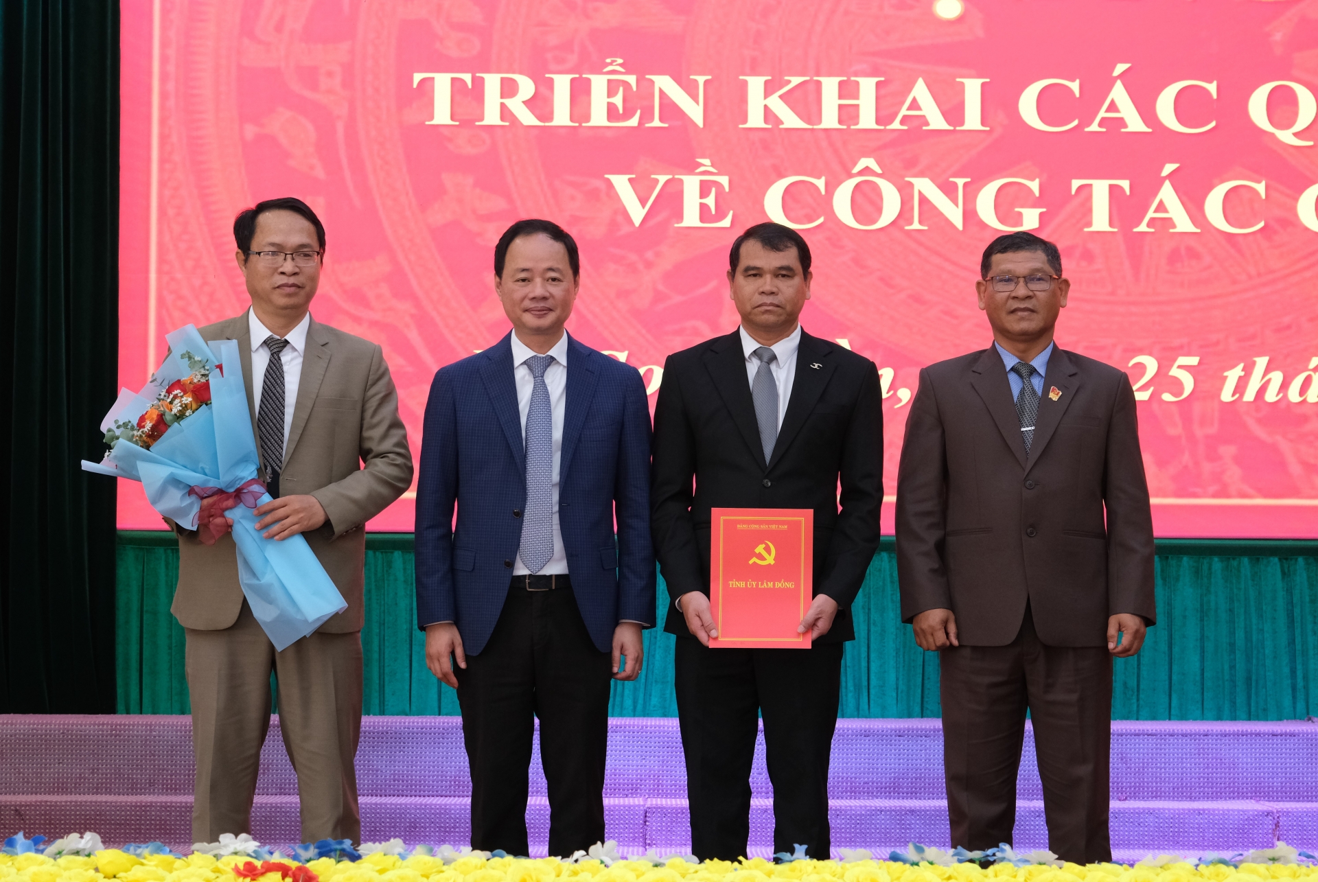 Đồng chí Trần Hồng Thái - Phó Bí thư Tỉnh ủy, Chủ tịch UBND tỉnh Lâm Đồng trao quyết định về công tác cán bộ cho Thường trực Đảng ủy xã Sơn Điền