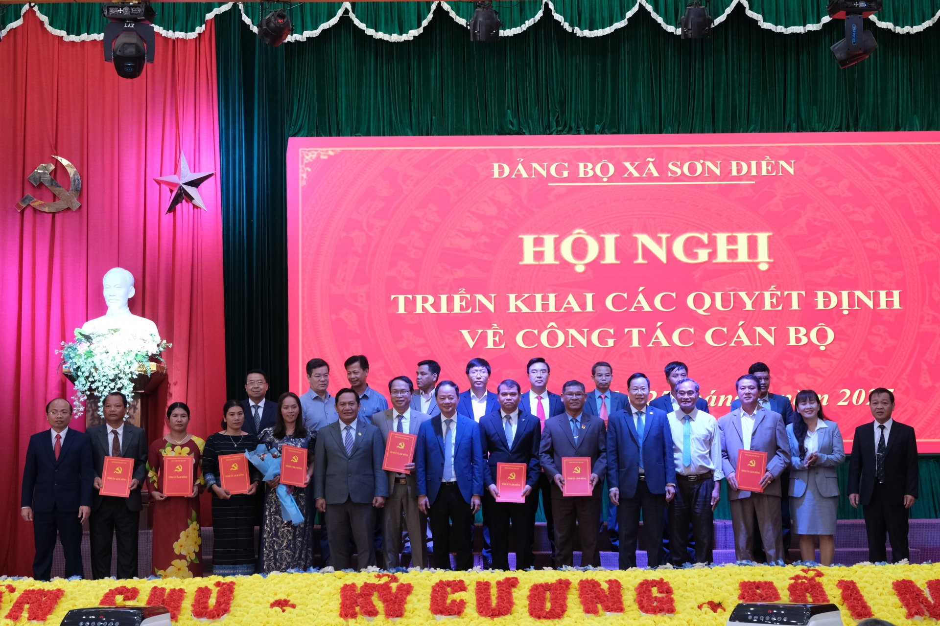 Ban Chấp hành Đảng bộ xã Sơn Điền chụp hình lưu niệm với các đồng chí lãnh đạo tỉnh