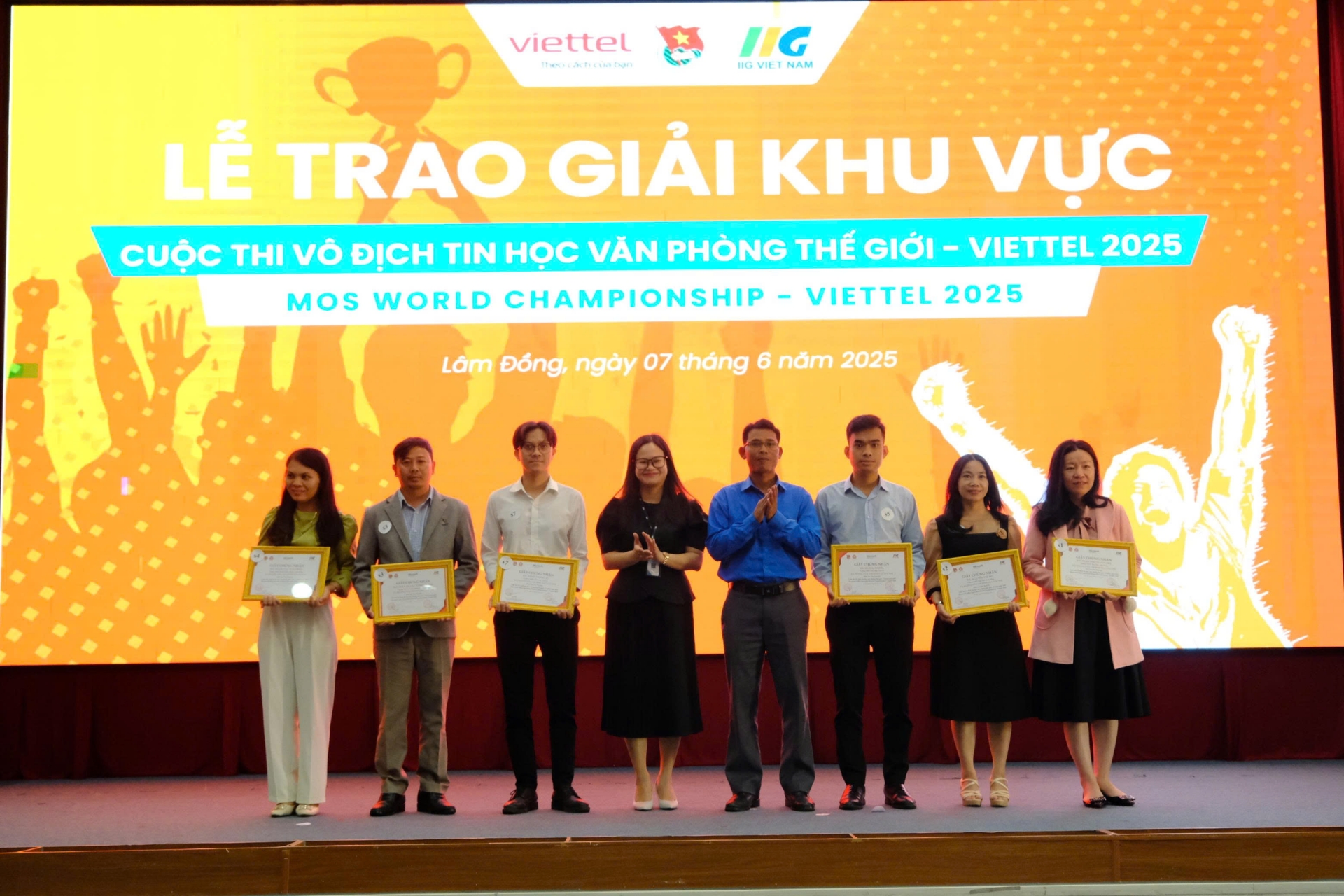 Trao khen thưởng cho giáo viên cho học sinh đạt các giải nhì, ba, khuyến khích