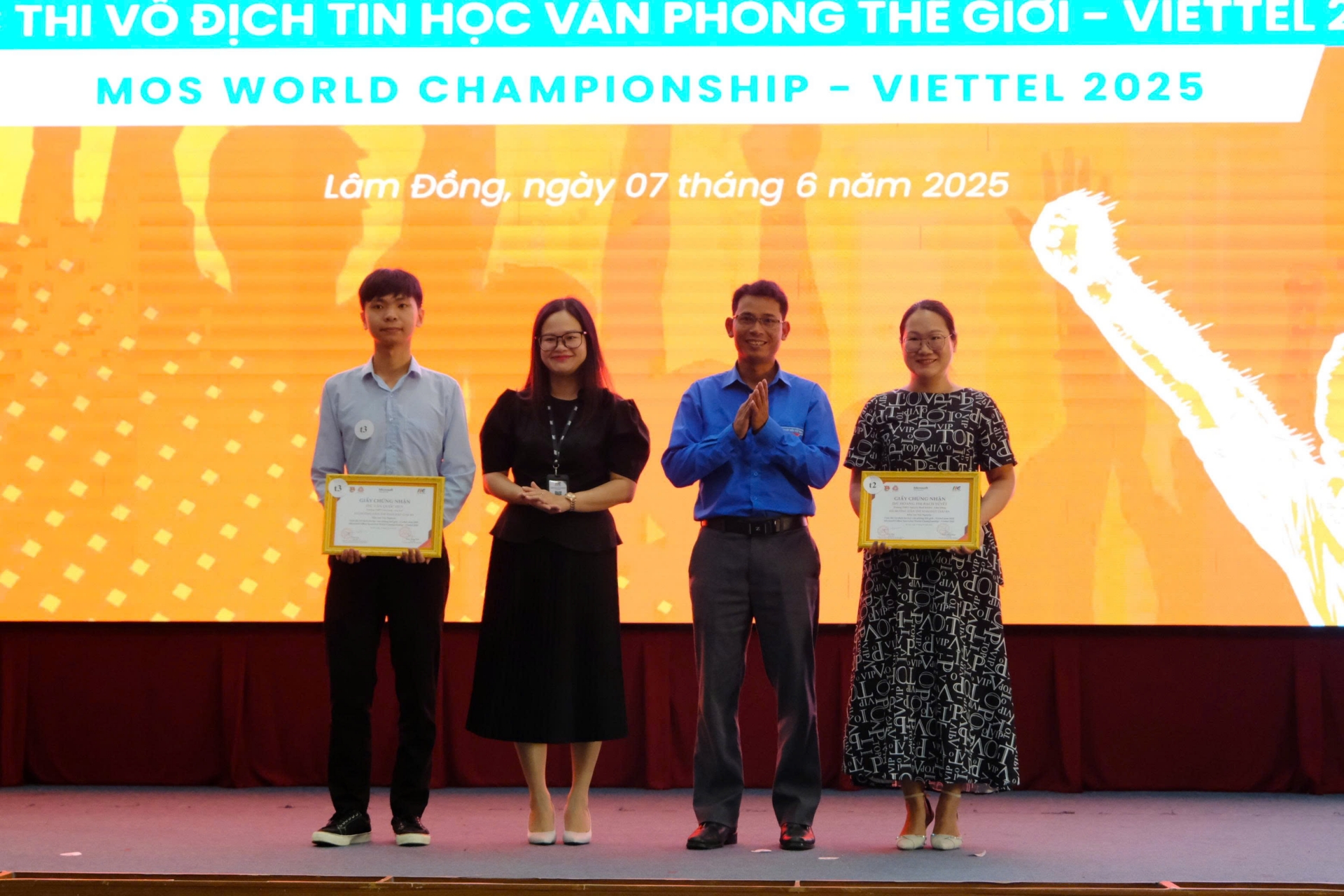 Trao khen thưởng cho giáo viên cho học sinh đạt các giải nhì, ba, khuyến khích