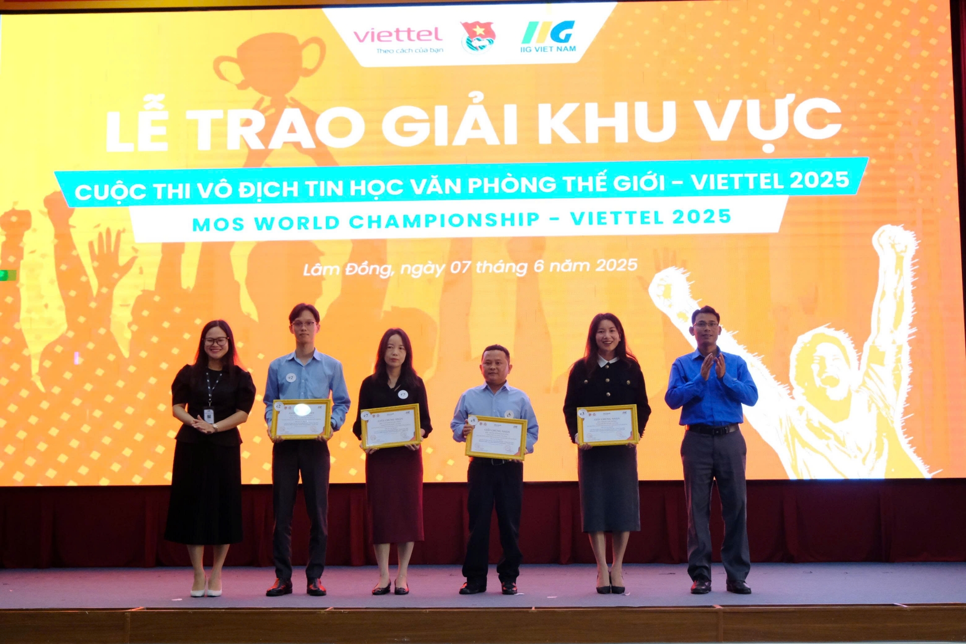 Trao khen thưởng cho giáo viên cho học sinh đạt các giải nhì, ba, khuyến khích