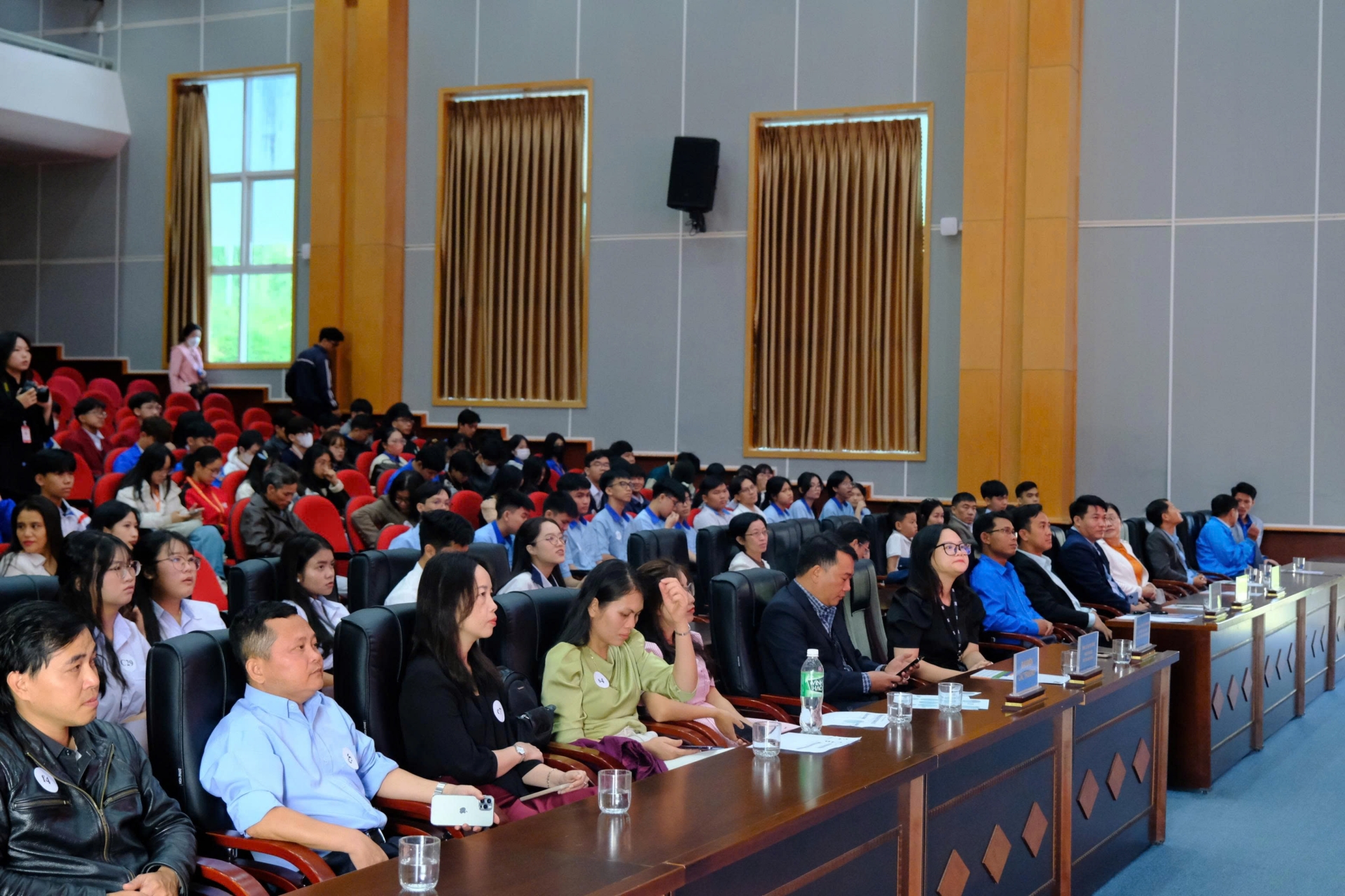 Các đại biểu cùng học sinh tham dự lễ trao giải