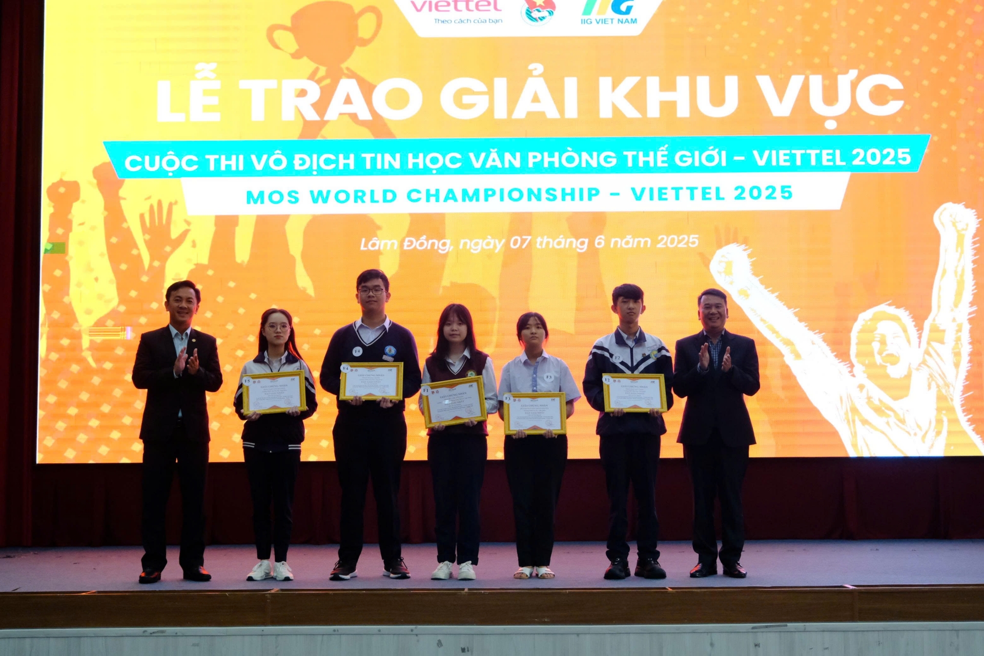 Đại diện lãnh đạo Sở GD và Viettel trao giải Nhất cho các thí sinh