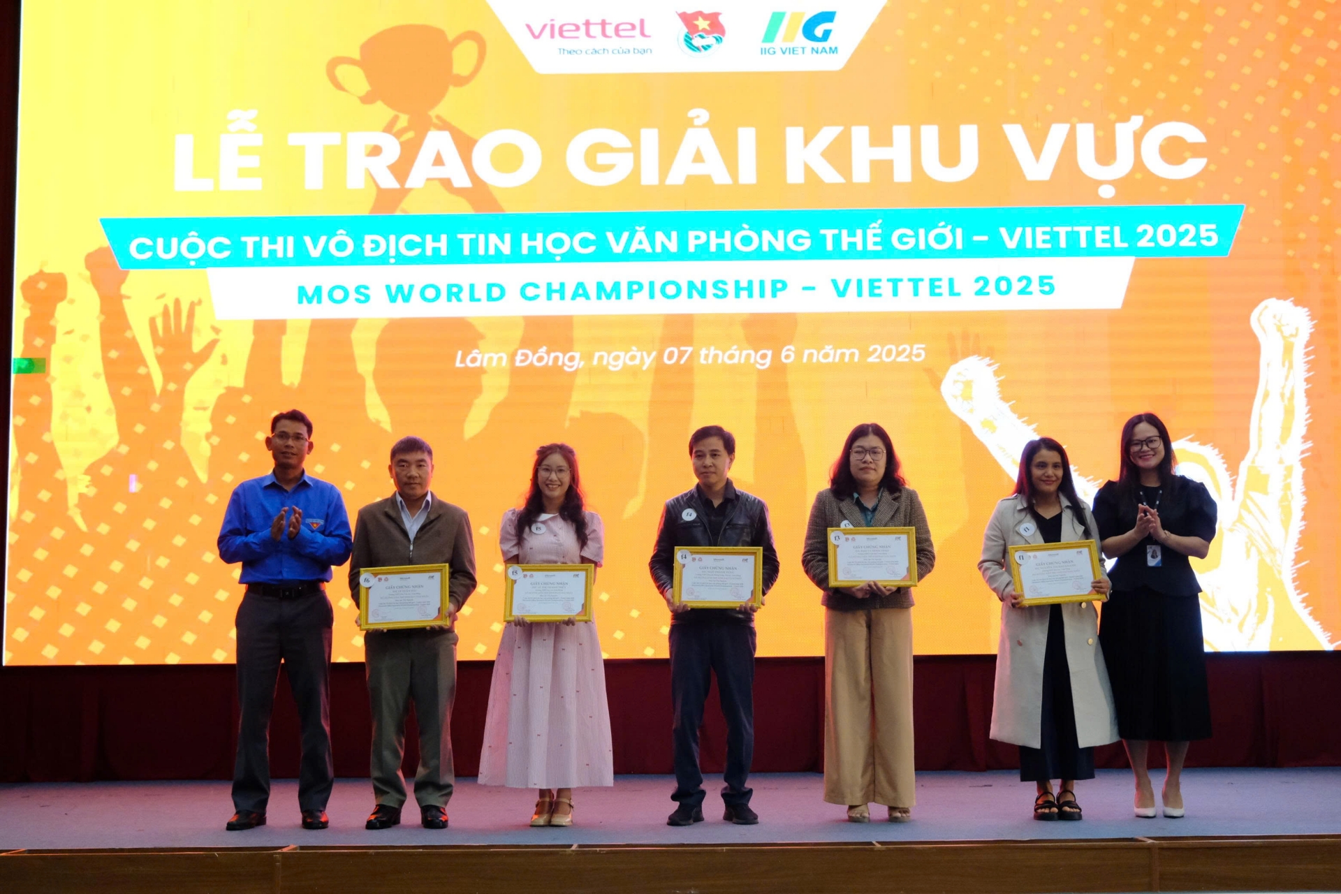 Đại diện lãnh đạo Sở GD và Viettel trao giải Nhất cho các thí sinh