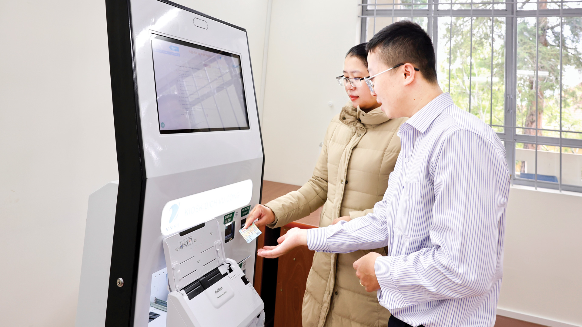 Người dân đến làm thủ tục hành chính công trên KIOSK DVCTĐ
tại phường Xuân Hương - Đà Lạt sáng 23/6