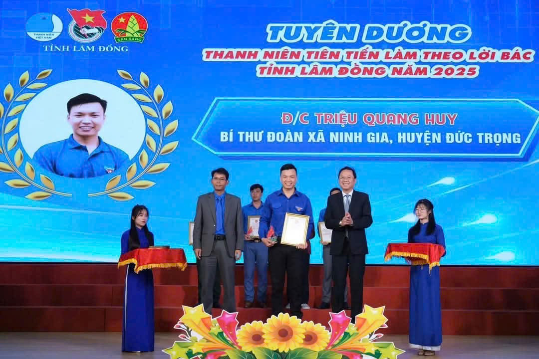 Anh Triệu Quang Huy (giữa) được Tỉnh Đoàn Lâm Đồng trao tặng danh hiệu
Thanh niên tiên tiến làm theo lời Bác giai đoạn 2023-2025