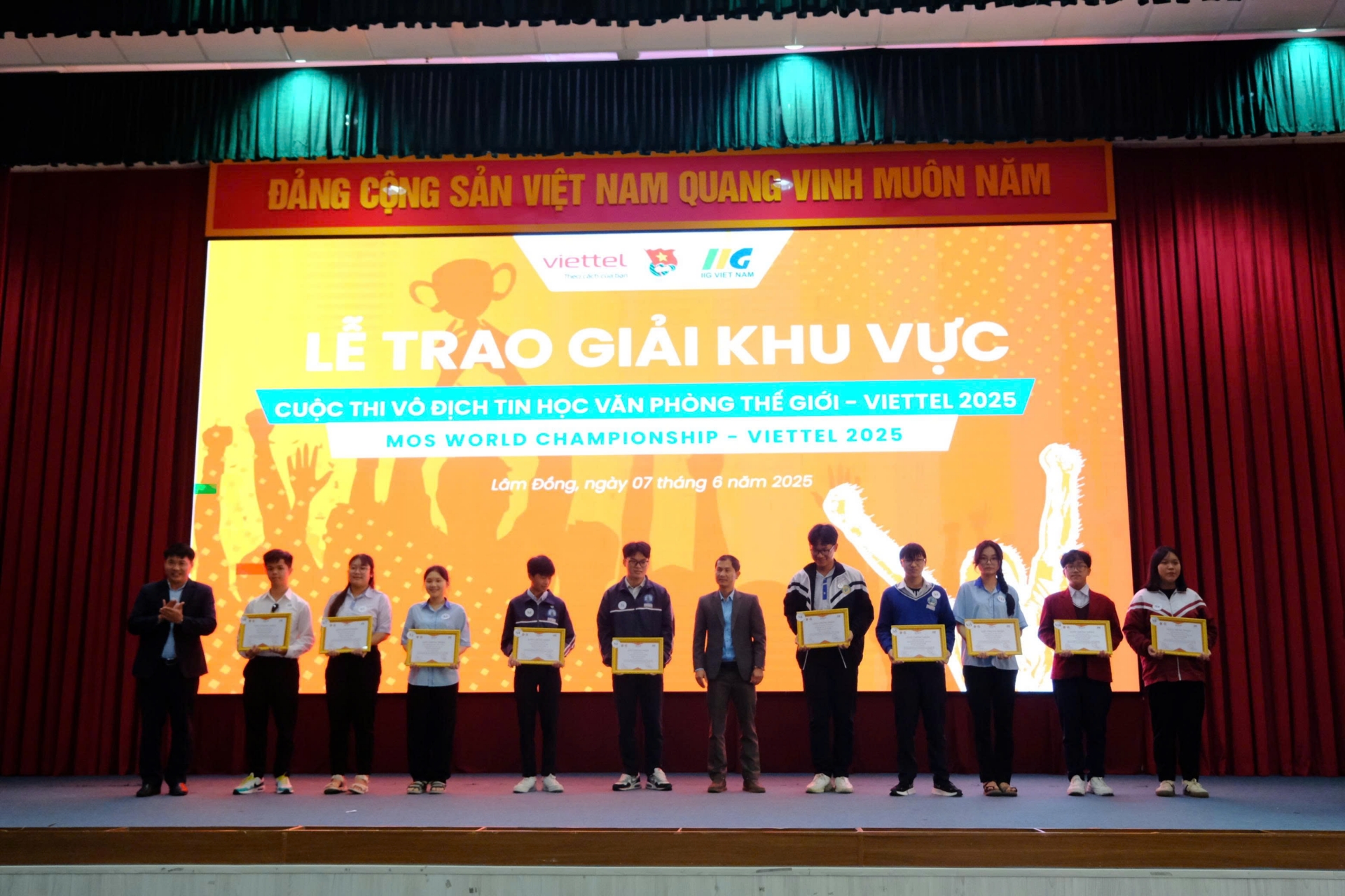 Đại diện lãnh đạo Sở GD và Viettel trao giải Nhì cho các thí sinh